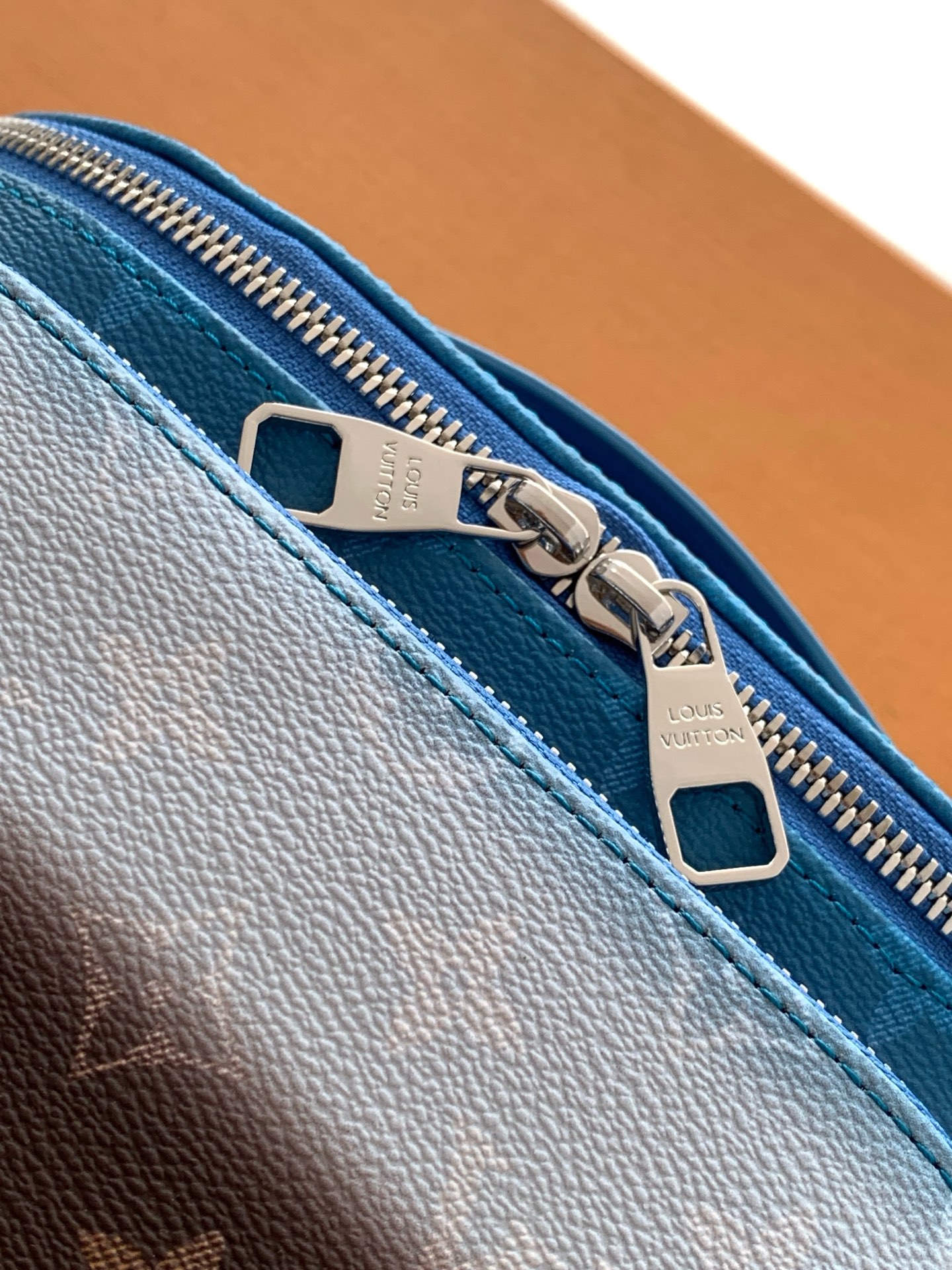 Louis Vuitton M28023渐变蓝色 变码芯片163C