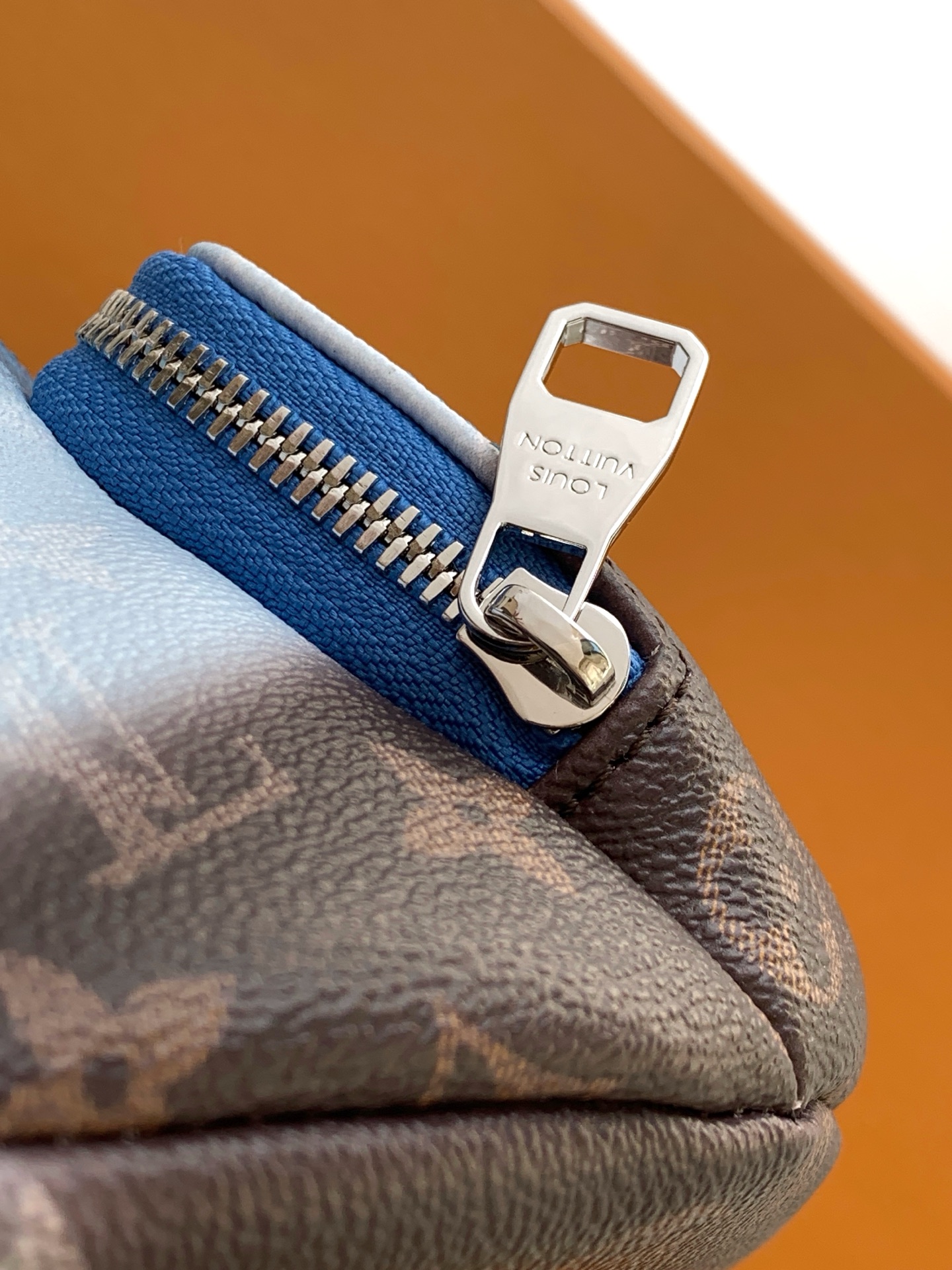 Louis Vuitton M28023渐变蓝色 变码芯片163C