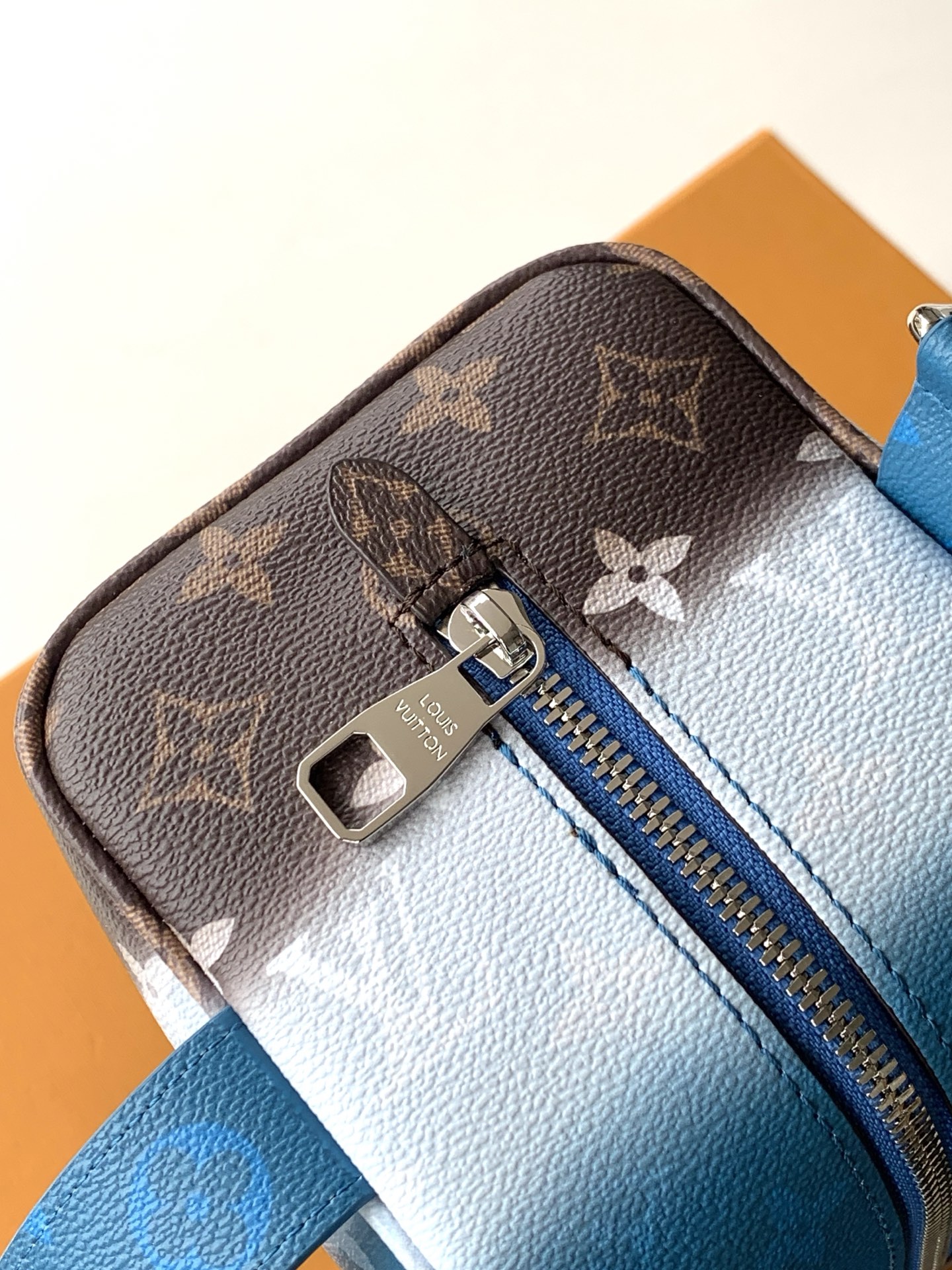 Louis Vuitton M28228渐变蓝 变码芯片163C