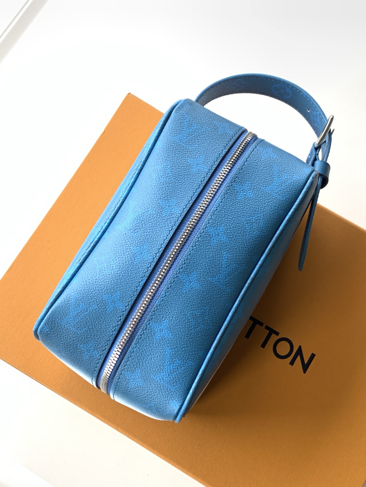 Louis Vuitton M28228渐变蓝 变码芯片163C