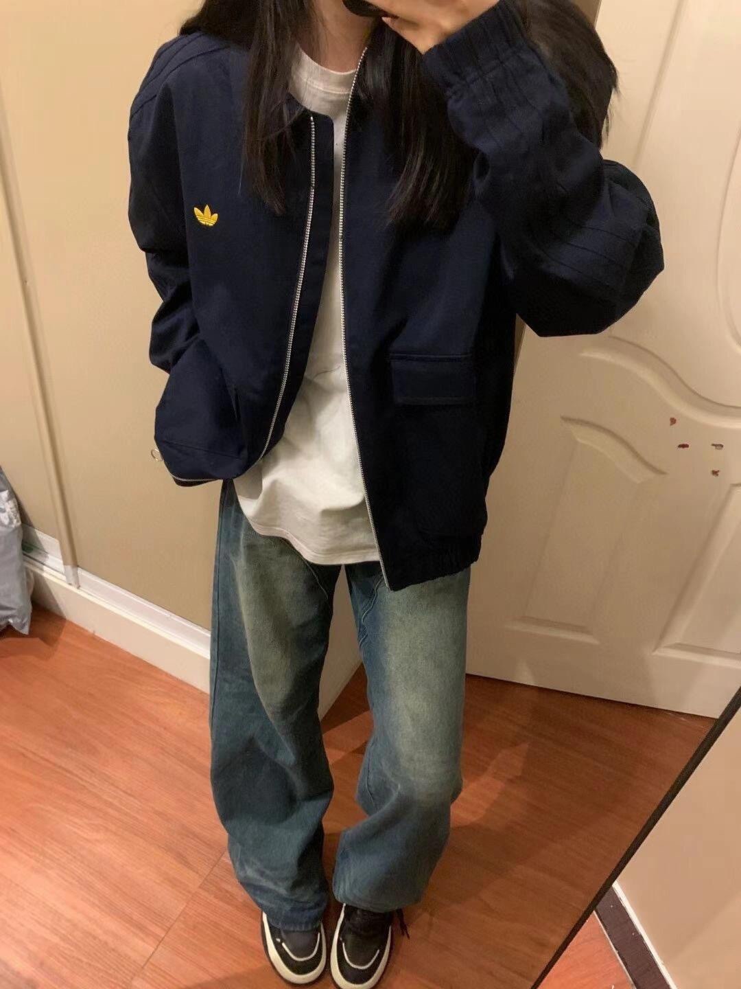 供货价:105💰『福建实体款』宝龙商城特别供应,高质量工艺细节拉满,原包装+原吊牌 【HSYC-7583】
 
全网首发‼️实拍开团⚠️
新款ad夹克外套，兼具舒适感和实用性
✅采用棉质帆布面料，搭配紧密型编织工艺
伴你直面无常天气、从容应对日程
✅含拉链全开襟和翻领设计，配弹力下摆和袖口
力求带来暖心遮覆。
✅含大号翻盖口袋，可存放随身物品。
纵使天气转凉，亦能助你自在出行。
✅采用别致棉质面料打造。常规版型
✅拉链全开襟配翻领棉翻盖口袋
可调节弹力下摆弹力袖口