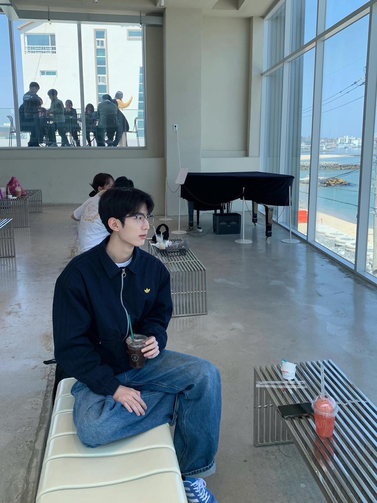 供货价:105💰『福建实体款』宝龙商城特别供应,高质量工艺细节拉满,原包装+原吊牌 【HSYC-7583】
 
全网首发‼️实拍开团⚠️
新款ad夹克外套，兼具舒适感和实用性
✅采用棉质帆布面料，搭配紧密型编织工艺
伴你直面无常天气、从容应对日程
✅含拉链全开襟和翻领设计，配弹力下摆和袖口
力求带来暖心遮覆。
✅含大号翻盖口袋，可存放随身物品。
纵使天气转凉，亦能助你自在出行。
✅采用别致棉质面料打造。常规版型
✅拉链全开襟配翻领棉翻盖口袋
可调节弹力下摆弹力袖口