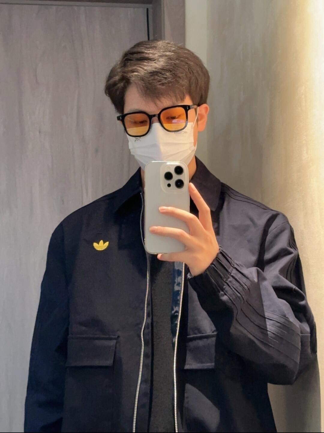 供货价:105💰『福建实体款』宝龙商城特别供应,高质量工艺细节拉满,原包装+原吊牌 【HSYC-7583】
 
全网首发‼️实拍开团⚠️
新款ad夹克外套，兼具舒适感和实用性
✅采用棉质帆布面料，搭配紧密型编织工艺
伴你直面无常天气、从容应对日程
✅含拉链全开襟和翻领设计，配弹力下摆和袖口
力求带来暖心遮覆。
✅含大号翻盖口袋，可存放随身物品。
纵使天气转凉，亦能助你自在出行。
✅采用别致棉质面料打造。常规版型
✅拉链全开襟配翻领棉翻盖口袋
可调节弹力下摆弹力袖口