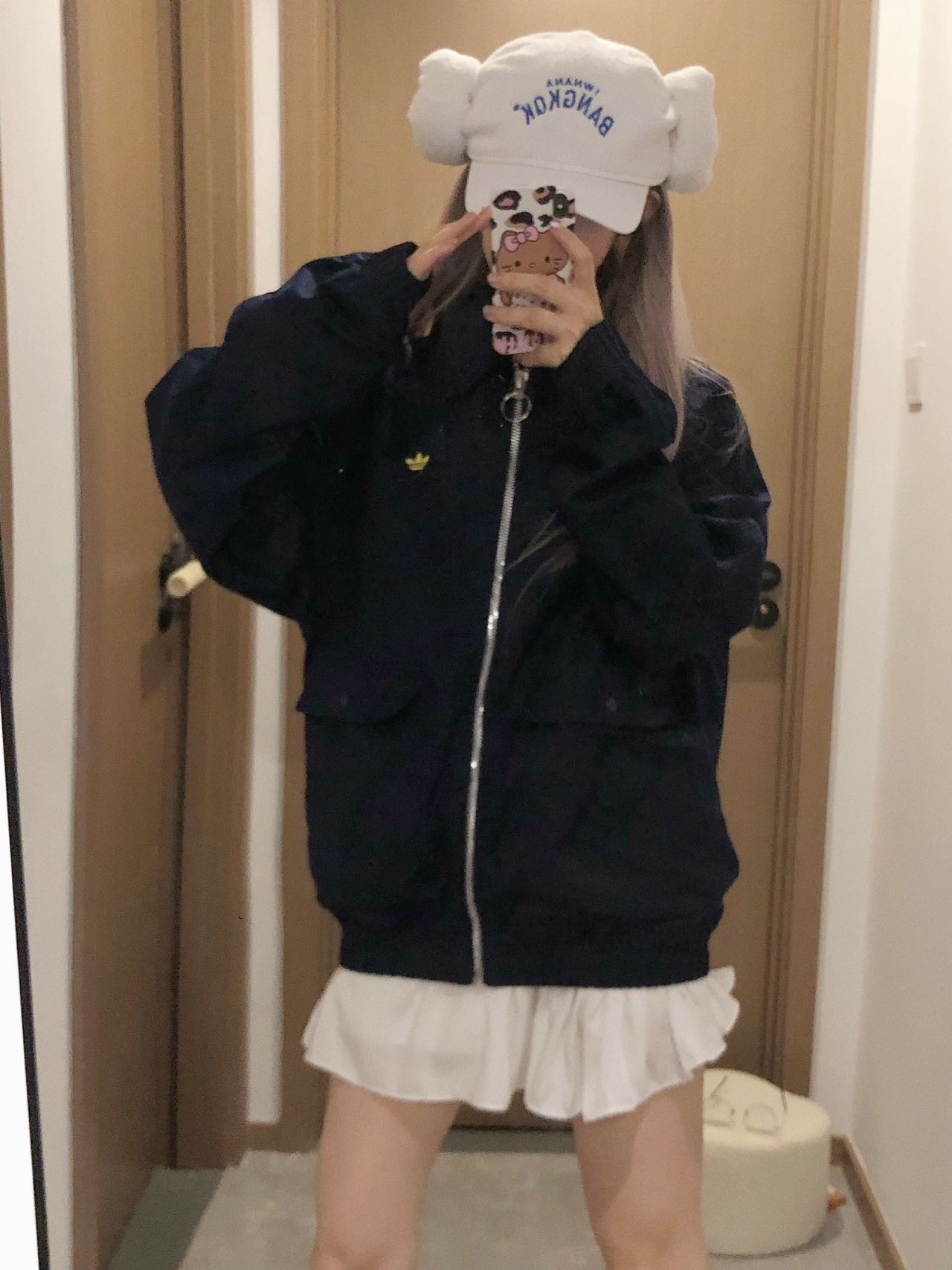 供货价:105💰『福建实体款』宝龙商城特别供应,高质量工艺细节拉满,原包装+原吊牌 【HSYC-7583】
 
全网首发‼️实拍开团⚠️
新款ad夹克外套，兼具舒适感和实用性
✅采用棉质帆布面料，搭配紧密型编织工艺
伴你直面无常天气、从容应对日程
✅含拉链全开襟和翻领设计，配弹力下摆和袖口
力求带来暖心遮覆。
✅含大号翻盖口袋，可存放随身物品。
纵使天气转凉，亦能助你自在出行。
✅采用别致棉质面料打造。常规版型
✅拉链全开襟配翻领棉翻盖口袋
可调节弹力下摆弹力袖口