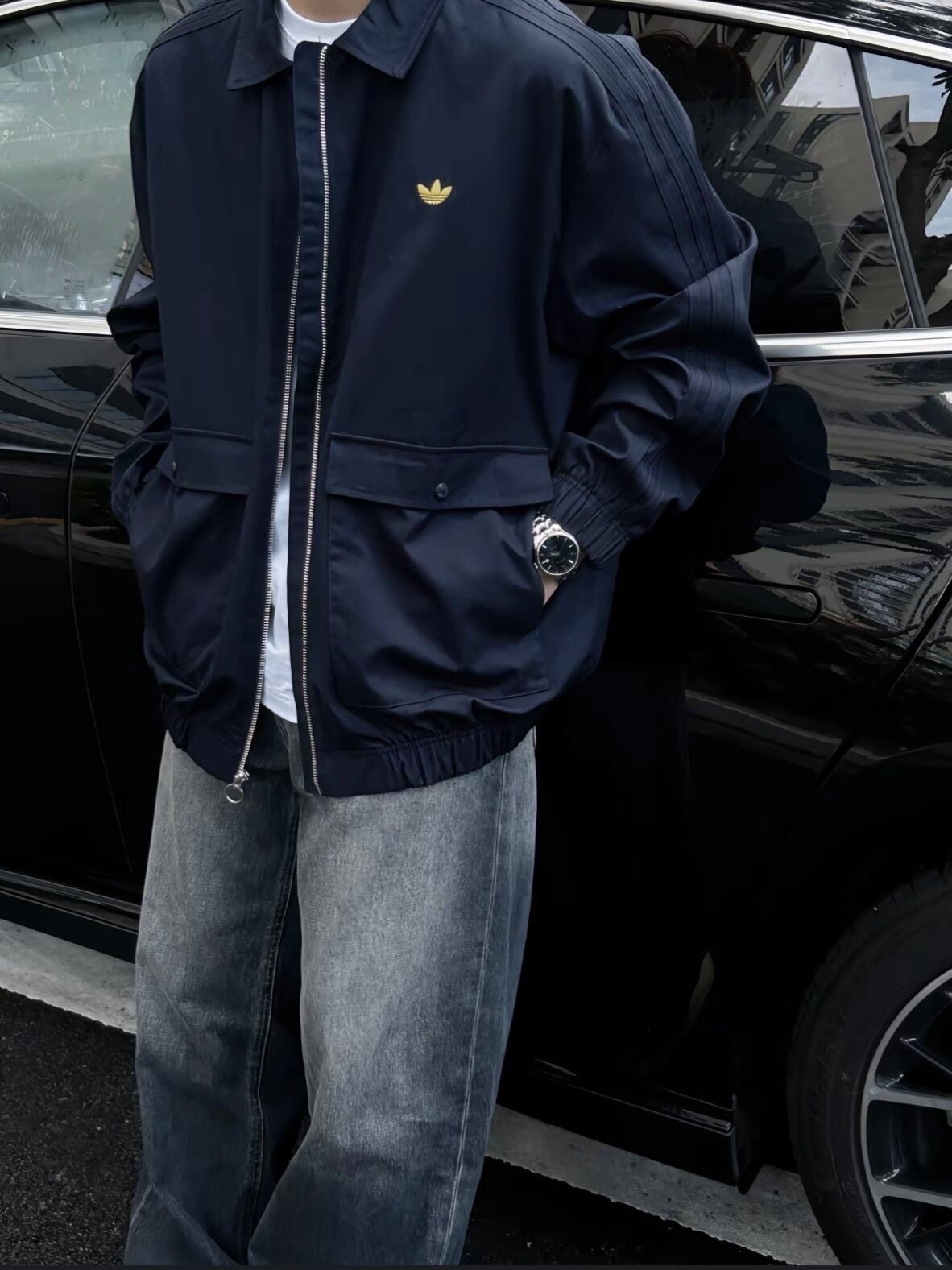 供货价:105💰『福建实体款』宝龙商城特别供应,高质量工艺细节拉满,原包装+原吊牌 【HSYC-7583】
 
全网首发‼️实拍开团⚠️
新款ad夹克外套，兼具舒适感和实用性
✅采用棉质帆布面料，搭配紧密型编织工艺
伴你直面无常天气、从容应对日程
✅含拉链全开襟和翻领设计，配弹力下摆和袖口
力求带来暖心遮覆。
✅含大号翻盖口袋，可存放随身物品。
纵使天气转凉，亦能助你自在出行。
✅采用别致棉质面料打造。常规版型
✅拉链全开襟配翻领棉翻盖口袋
可调节弹力下摆弹力袖口