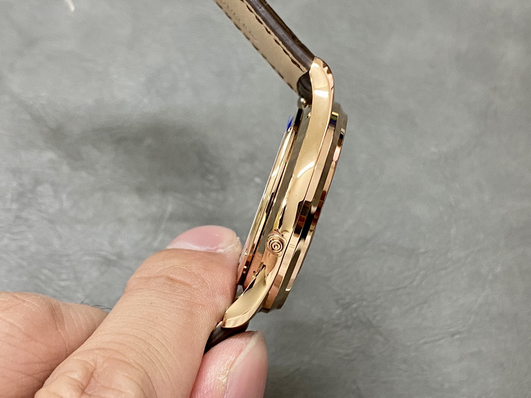 APS 升级版 积家月相大师 
新品月相采用一体机芯cal.925，通过长时间改进稳定性大大提高，新版本月相大师与老版本区别在于月相盘的换代，表带升级为最新版快拆，扣子弧度加大提升佩戴体验的舒适度。盘面logo从印刷升级为金属logo，整体质感提升很大，欢迎大家把玩