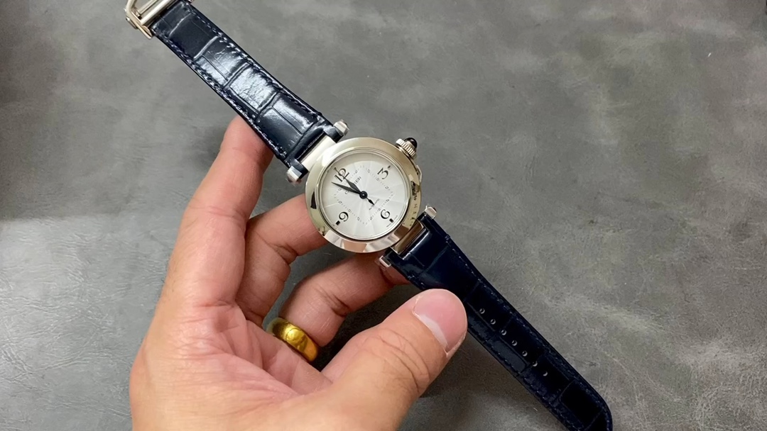 [La version la plus élevée du marché – n’a pas peur des détails PK] La nouvelle montre Pasha pour femme de BV Pasha Cartier, taille 35 mm, achetez la version avec ceinture en acier et obtenez une ceinture gratuitement ! Point culminant 1 : la réplique authentique utilise une ceinture serre-tête en titane, qui est différente de la version du marché et rend sa fonction de démontage plus durable. Point fort 2 : Le bouton de changement de bracelet du boîtier de la montre est plus cohérent avec la position de l’oreille du boîtier de la montre, il ne sera donc pas faux en un coup d’œil. Point fort 3 : Le dernier système de sangle à dégagement rapide Quick Switch permet au porteur de. changer le bracelet lui-même sans outils. Point fort 4 : la montre à bracelet en chaîne est également équipée du système Smart Link, et la longueur du bracelet en chaîne peut être retirée par vous-même. Point fort 5 : 1 outil de retrait du bracelet de montre offert au comptoir ➕ 1 outil de remontage/réglage de l’heure offert ! Protégez votre manucure des dommages. Point culminant 6 : Le mouvement interne est un mouvement automatique à structure Cartier 1847MC modifiée 9039 importé, le « noyau » est comme un produit authentique. Point fort 7 : Il offre une performance étanche à 100 m tout en conservant son fier design mince. Point fort 8 : Le haut et le bas de la coque et le fond sont équipés d’un verre saphir conforme au produit d’origine, ce qui le rend plus résistant à l’usure.