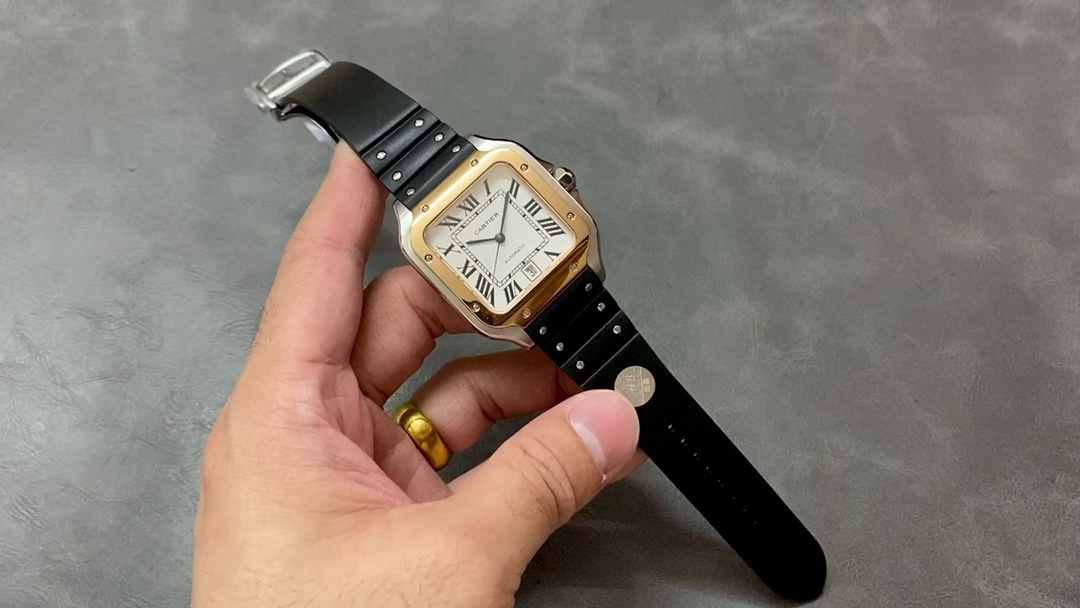 Tout nouveau modèle de ruban THB Santos ouverture de moule originale 2023 dernière Cartier Santos 1⃣️[Boîtier] Véritable ouverture de moule, équipée du meilleur boîtier en matériau 316L importé ! 2⃣️[Cadran] Véritable cadran moulé ! 3⃣️【Mains】Aiguilles bleues cuites en Suisse, les plus proches des véritables aiguilles bleues cuites au four ! 4⃣️【Verre】Film blanc antireflet suisse/anti-ficelle/anti-empreinte de main ! Traitement du processus AF, ne laissant aucune trace ! 5⃣️[Sangle] Equipé du système de démontage ergonomique SmartLink, une paire de bracelets en caoutchouc fluoré parfaitement interchangeables avec l’original et au toucher haut de gamme 6⃣️[Taille] Modèle homme 39,8 mm x 47,5 mm, l’adaptation la plus proche et parfaite du original 7⃣️ [Couronne] Le saphir spinelle multifacettes est moulé dans un rapport 1:1 et est véritablement interchangeable avec les accessoires d’origine. Equipé de deux inventions pratiques de Cartier : le dispositif de réglage du bracelet « SmartLink » et le dispositif de remplacement rapide du bracelet « QuickSwitch » ! [Diamètre du boîtier : 39,8 mm, épaisseur : 9,08 mm]