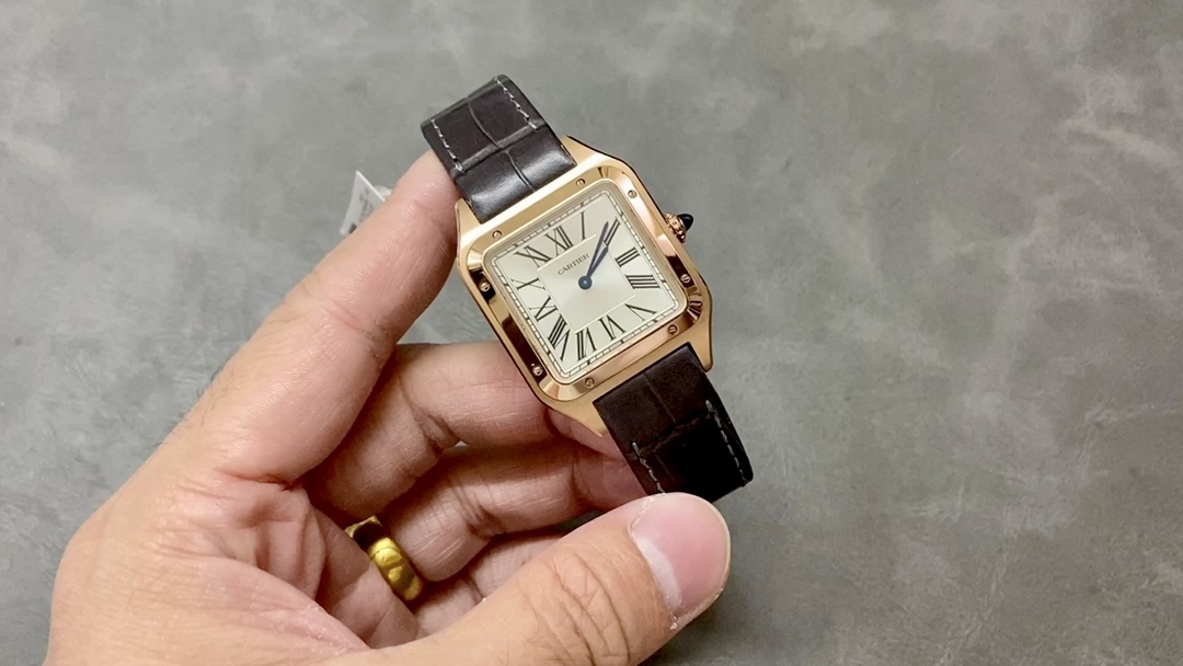 La photo montre une taille moyenne de 31,4 mm F1. La version exclusive et unique sur le marché restaure parfaitement les classiques de Cartier, la série Cartier Dumont. Le contour est lisse, simple et élégant, et correspond très bien au goût tendance. des messieurs contemporains. Grand diamètre de montre : 46,6 x 33,9 mm, diamètre moyen de la montre : 43,5 x 31,4 mm, petit diamètre de la montre : 38 x 27,5 mm. Mouvement à quartz suisse. Par rapport aux montres rondes, les montres carrées ont des bords et des coins tranchants ; Le design est particulièrement unique, et lorsqu’il s’agit de montres carrées classiques, la Santos de Cartier figure naturellement sur la liste. La montre Santos n’est pas seulement un modèle parmi les montres carrées, mais est également considérée comme « la première montre moderne au monde ». La naissance de la série de montres Santos est pleine de légende. A cette époque, Louis Cartier créait pour son ami le pilote brésilien Albert Santos Dumont une montre qui pouvait être portée à la main pour faciliter la visualisation du temps de vol, la première moderne. montre dans l’histoire est née. Cette montre est en acier fin. Le cadran dépoli est équipé d’aiguilles en acier bleu en forme d’épée et de chiffres romains classiques, ce qui la rend classique et durable. L’anneau extérieur des chiffres romains est une échelle orbitale, qui ajoute des caractéristiques rétro au cadran de la montre. Il y a 8 vis sur la lunette, ce qui est très reconnaissable. Le côté est brossé et la lunette est polie, ce qui la rend adaptée aussi bien aux tenues formelles qu’aux styles décontractés. Le boîtier a une légère courbure, qui s’adapte parfaitement au poignet et est très confortable à porter ; la couronne est un spinelle naturel bleu, associée à un bracelet en cuir de veau italien, qui correspond à la pierre précieuse ronde bleue incrustée sur la couronne, montrant un gentleman élégant et raffiné. tempérament.