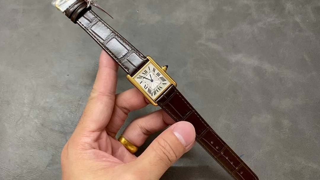 Montre F1 Cartier Tank Series WGTA0011 (grande taille), aiguilles en forme d’épée en acier bleui, équipée d’un mouvement à quartz suisse, 33,7 x 25,5 mm.