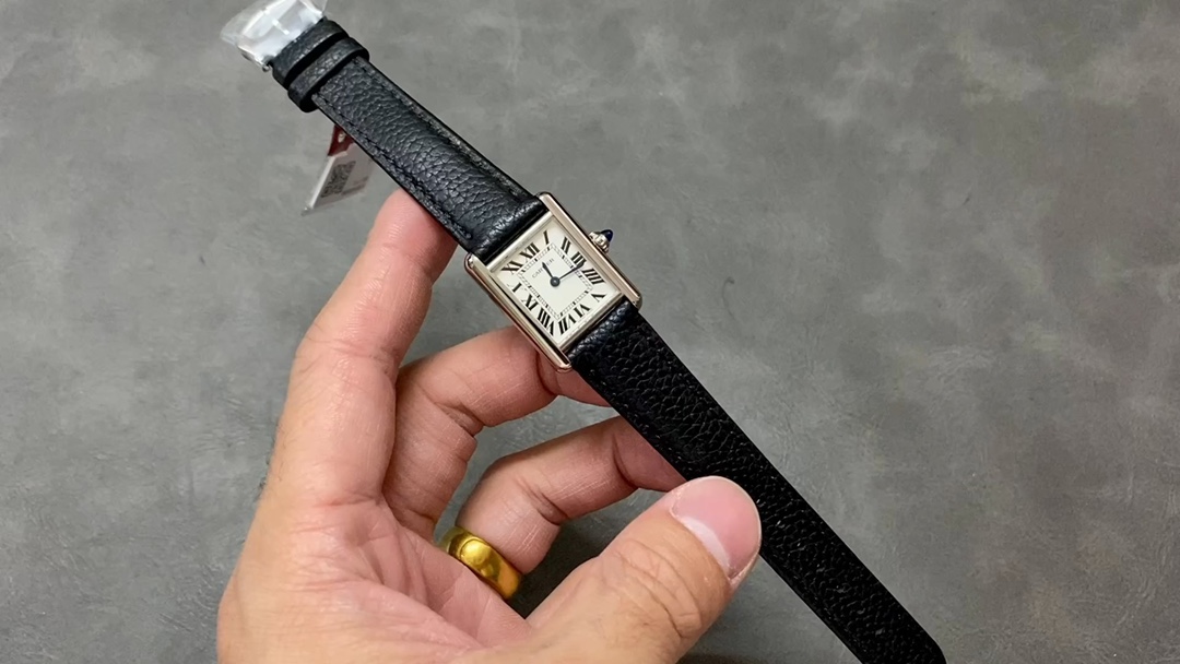 La photo montre la petite série complète Cartier TANK MUST de Cartier d’usine 22 mmF1 soigneusement conçue ! ! ! (Taille moyenne 33,7*25,5 mm, petite taille 29,5*22 mm) Tous les accessoires sont fournis par les meilleurs fabricants. Reproduction 1:1 en profondeur de la version, méticuleusement réalisée, tant à l’intérieur qu’à l’extérieur ! Refusez d’être de mauvaise qualité ! Les initiés de l’industrie sont invités à démonter et à comparer PK ! !        1 : Les fabricants de boîtiers de montre financés par Taiwan scannent et copient en 3D le moule en fonction de l’original. Après des ajustements répétés des données détaillées, il est assuré que le boîtier est entièrement conforme aux données d’origine (la plupart des accessoires sont interchangeables avec le produit d’origine). Le design intemporel du boîtier rend l’apparence et la texture bien meilleures que l’ancienne série SOLO ! La nouvelle œuvre a des lignes arrondies, et les bords et les coins de la forme globale sont plus arrondis et adoucis ! ! !          2 : Couronne (point clé)/La couronne emblématique est décorée de points et de perles en relief « en forme de pain », tridimensionnels et clairs, ce qui la rend facile à saisir et à ajuster. Le cristal en forme de « balle » sur le dessus de la couronne est exclusivement fabriqué à partir de minerai brut brésilien et traité par une machine composite de moulage et de polissage intégrée développée par Laoyou Gem Factory depuis de nombreuses années. Cela prend du temps, demande beaucoup de travail et est extrêmement laborieux. cher! Garantit efficacement que l’apparence de chaque produit est conforme au produit original ! (Les amis sur le marché utilisent principalement des processus traditionnels de découpe, de découpe et de lissage des barils. L’apparence des produits est si variée qu’il est fondamentalement impossible de faire correspondre la version.) C’est également un signe évident que l’usine F1 est différente des autres. les fabricants !          Trois : Couvercle solide de doublure intérieure/Utilisant le couvercle intérieur en acier massif cohérent d’origine. Le mouvement traité CNC cache et fixe le mouvement, et le couvercle intérieur est traité, rectifié, atomisé puis démagnétisé, assurant efficacement la précision du temps de trajet !          Quatre : Bracelet de montre (bracelet en acier inoxydable) réplique profonde 1:1 de la version originale ! Le système de dégagement rapide unique Cartier « Quick Switch » est techniquement difficile au-delà de l’imagination et prend un an. Il utilise exclusivement la technologie japonaise d’injection de précision 3D + le traitement des machines-outils suisses de très haute précision. L’erreur cumulée des pièces de la machine ne dépasse pas. 2 fils, que l’on peut qualifier de qualité militaire ! Assurez-vous efficacement que la structure, l’apparence et la stabilité sont conformes à l’original ! En conséquence, l’ensemble des accessoires peut être interchangé avec ceux d’origine !          Les composants du cadre « de travail » du corps de la courroie sont tous sculptés et moulés CNC en une seule pièce. Chaque façade est façonnée et polie par une machine à disque, puis assemblée en une courroie pour une finition ultérieure, ce qui prend du temps et demande beaucoup de main d’œuvre ! L’ensemble de la courroie est démonté à l’aide des mêmes vis à « tête tremblante » d’origine, et le coût est plus de trois fois supérieur à celui des vis à « tige droite » ordinaires. Les boulons ne tombent pas facilement et assurent efficacement la souplesse du bracelet, améliorant ainsi le confort de port !          Cinq : Mouvement /mouvement à quartz suisse original de haute puissance + attelle spéciale en platine Kajia grade A, temps de trajet précis, zéro réparation !    Six : Processus de polissage de l’ensemble de la montre/Le corps en forme de réservoir est poli et poli. Le processus de polissage sur une grande surface est un excellent test du processus de polissage. S’il y a une légère différence, le goût de l’œuvre originale sera. perdu! La position de l’oreille est fine et la surface de l’oreille adopte un processus de brossage satiné. La texture satinée est douce et délicate, et les lignes sont claires et nettes. La position de l’oreille est grande et le corps est lisse et la connexion brossée est traitée avec un dégagement de coin à deux niveaux. F1 fait attention aux détails et n’est jamais ambigu ! ! !        Sept : emballage/étiquette volante, carte de garantie, couvercle inférieur, trois morceaux de code sont cohérents, l’autocollant authentique du couvercle inférieur est le même.