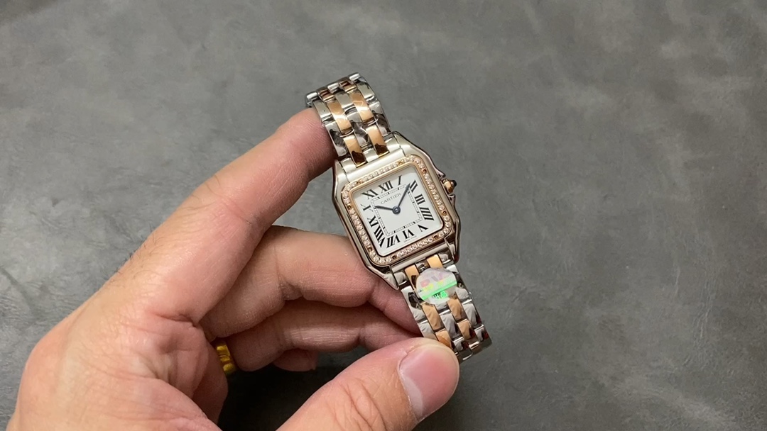 La dernière version améliorée de la montre guépard BV [taille moyenne 27X37MM] Cartier Panthère de Cartier utilise un boîtier carré à double couche pour un aspect plus tridimensionnel et généreux, soulignant l’élégance et le classicisme de la montre. Sur le cadran blanc, le design de l’échelle de temps de style Cartier injecte le charme de la marque dans la montre. Les aiguilles centrales bleues des heures et des minutes sont comme deux elfes dansant avec le temps, ajoutant de l’éclat à l’ensemble de la montre.       Comme les montres Cartier traditionnelles, la couronne est incrustée d’un saphir représentatif de la marque, montrant à l’observateur le charme unique de la marque de montres et de bijoux haut de gamme Cartier. La couronne est conçue avec une texture antidérapante pour faciliter le débogage de la montre. Les ponts de protection de la couronne des deux côtés ajoutent également une couche de protection de sécurité à la montre.       Par rapport au design transparent, la technologie de fond dense peut garantir la sécurité du mouvement de la montre. Sur le couvercle de la montre en or 18 carats, en dessous est gravé le logo anglais Cartier, WATER RESISTANT garantit l’étanchéité de la montre. Le bracelet à maillons flexibles est un autre point fort de la montre. Il dégage une lumière tamisée et pleine partout, et est plein d’élégance et de luxe uniques de haut en bas. 1⃣️Taille : 27 /Diamant 8⃣️Mouvement : mouvement à quartz suisse