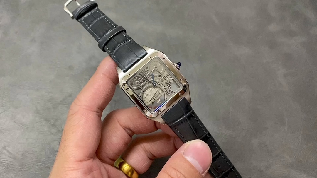 La série Cartier Santos Skeleton est un chef-d’œuvre des concepteurs de compteurs Cartier qui se sont associés pour synchroniser les paramètres avec les produits authentiques. Diamètre de la montre : 43,5 x 31,4 mm, mouvement Swiss 1042, modèle original modifié 9629. Nous avons dépensé beaucoup d’argent pour embaucher des designers Cartier. Boîtiers de montre synchronisés au compteur 1:1. La taille est vraie et la forme creuse de la montre adopte un bracelet original à motif crocodile importé, une boucle plaquée or rose 18 carats, un miroir saphir synchrone, des aiguilles bleues en acier brûlé bleu synchrone. La couronne incrustée de saphir et le couvercle inférieur du boîtier sont synchronisés avec le logo original avec une position extrêmement petite. Chaque montre est livrée avec une carte de garantie et une facture pour garantir que chaque code peut être scanné pour une montre et un code. produits finaux avec codage unifié sur le marché, en particulier le Pearl Tudor a été fabriqué par Al La forme de l’avion « Lady » conçu par Bert Santos Dumont en 1907 est liée au corps de perle en forme de globe semi-circulaire situé au fond, hautement symbolique. Il est équipé pour la première fois d’un mouvement creux et est clairement visible à travers le cadran. verre saphir au design des détails de la montre. La couronne est incrustée d’un saphir classique, ce qui ajoute une touche rétro et élégante à la montre. Il y a des particules antidérapantes autour de la couronne. Cette conception permet au porteur de saisir et de régler facilement l’heure. La lunette en acier inoxydable est polie, ce qui contraste fortement avec le boîtier et donne une plus forte sensation de superposition.