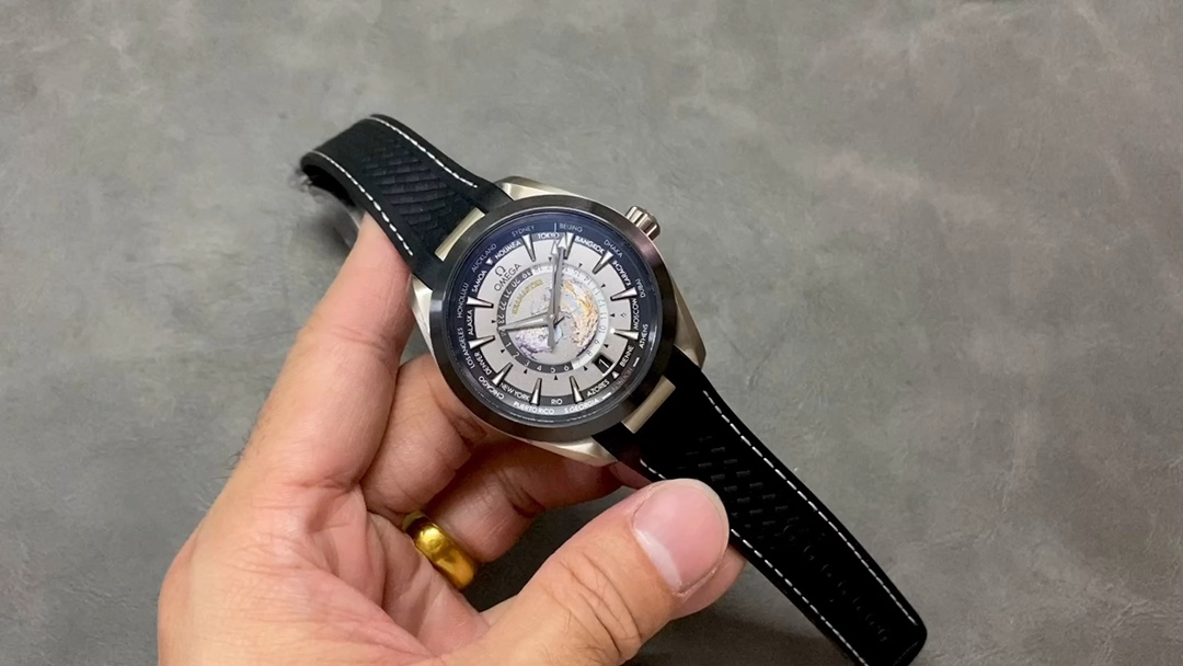 Omega 钛壳世界时 陶瓷圈 做的很棒8938机芯