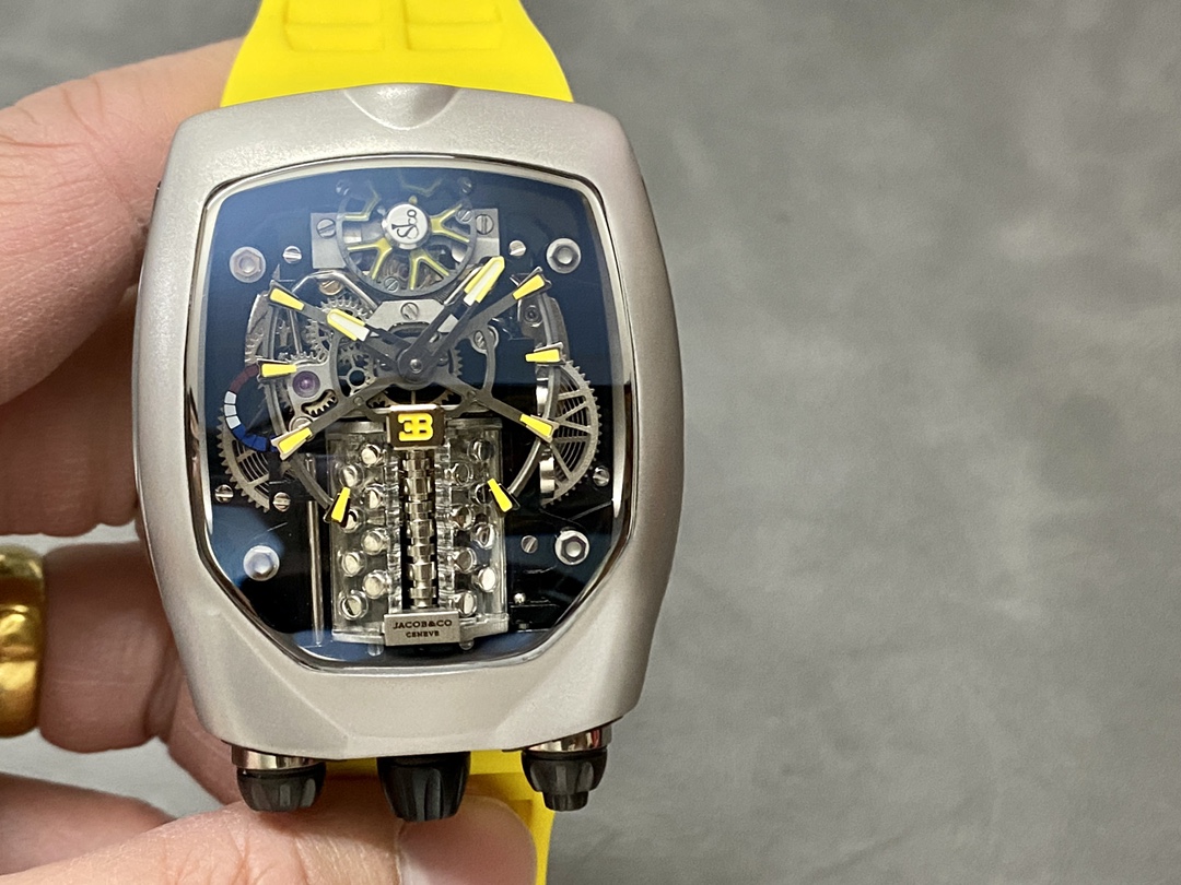 NO:146518,Bugatti Veyron and JACOB&CO (Czech Leopard) launched - Tourbi llon watch. The watch size is 54X44X20mm, the same as the original. The whole watch consists of parts, and the mechanical feeling is explosive [Excellent details] Built-in 16-cylinder engine, the watch design inspiration is taken from the Chiron supercar owned by Bugatti [Major selling point] This watch is designed in a horseshoe shape and is also equipped with the Bugatti logo. What is most surprising is that through the curved mirror made of sapphire crystal, you can see a 16-cylinder engine, which is the same engine as the supercar, but is a mini version. Through its appearance, you can see the mechanical feeling inside clearly [Movement] uses a customized version of Bugatti V16 engine movement - Bugatti CAL.V16,,jacob & co19860909布加迪威龙联合JACOB&CO（捷克豹）推出——Tourbi llon腕表 腕表尺寸54X44X20毫米与原装一致 整只表由个零件组成,机械感爆炸【精彩细节】 内置16缸发动机,手表设计灵感是取自布加迪旗下的Chiron超跑【最大卖点】 这款手表设计成马蹄形,还加上了布加迪车标 最让人感到惊讶的是透过蓝宝石水晶制作的曲型镜面你可以看到一个16缸的发动机,和超跑上是一样的发动机,只是mini版的,透过它的外表,你可以将里面的机械感看得一清二楚【机芯】采用定制版布加迪V16引擎机芯——布加迪CAL.V16,,jacob & co,Watch