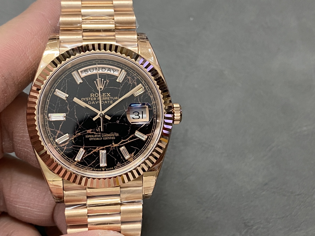 NO:146226,Gs factory upgraded counterweight version 159g, DD Rolex weekly calendar series!  The size is 40mm, the original is equipped with a consistent anti-time adjustment method, instant jump, stable and durable, very heavy and pressing, precious metal styles are better than everything, the ordinary goods on the market are light and fake, the weight of the counterweight dd is worth owning!  ,,rolex19860909Gs factory 升级配重版本159克,DD劳力士星期日历型系列！尺寸40mm搭载机芯,同步原装一致逆时调时间方式,瞬间跳历,稳定耐用,上手很沉很压手,贵金属款式重量胜过一切,市面那些普通货过手轻飘飘很假,配重款dd值得拥有！,,rolex,Watch