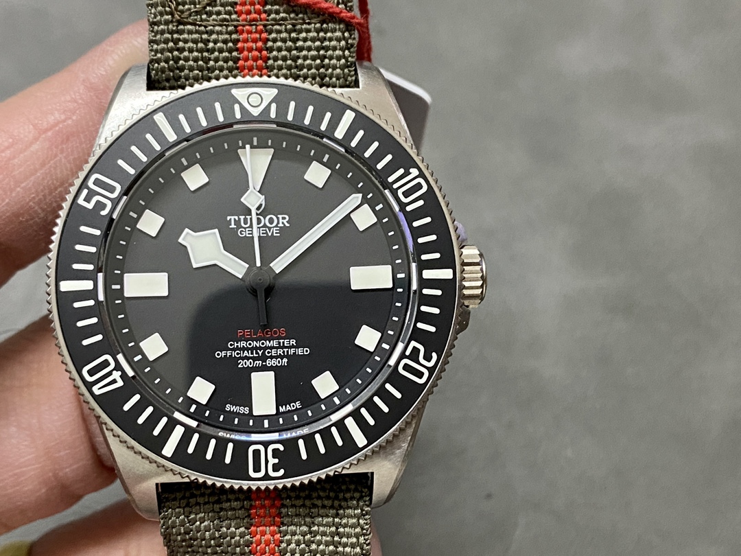 NO:145151,A Taiwanese businessman; takes out a titanium shell (with a pottery circle); entrust the most powerful watch processing listed company in China to achieve a batch of 99.5 replicas → After successfully completing this order, Taiwanese businessman abandoned the order due to various factors.  After being lucky enough to obtain this batch of extreme shell covers; I commissioned the industry's top literal and needle factory to produce the exact same strap and buckle; it took two months to finally; a very perfect Tudor FXD black potato,19860909一台商；拿出一钛壳（连陶圈）； 委托國内最牛的腕表加工上市企业,做到99.5的一批复制品→ 成功完成此订单后；台商因为各种因素弃单．  有幸获得此批极限完爆的壳套后； 委托业界最顶级的字面及针厂, 又下重本生产完全一样的表带及扣； 花去二个月时间, 终于；一款可遇不可求的；极限完美的帝舵FXD黑土豆,,Watch