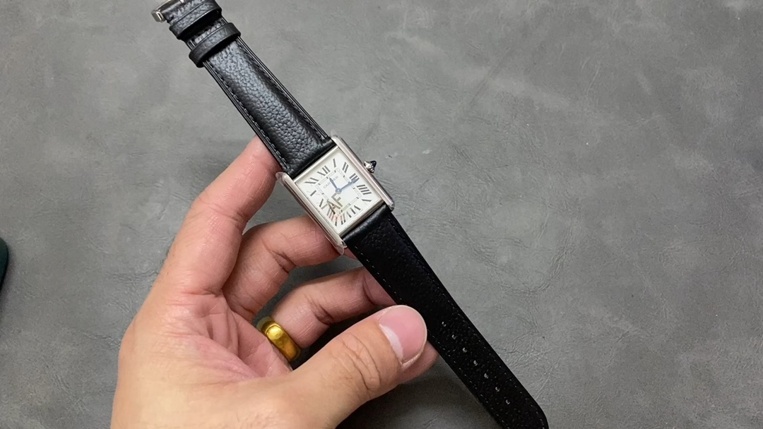 L’image montre le nouveau réservoir AF Cartier TANK MUST de taille moyenne à dégagement rapide. Taille : moyen 33,7 x 25,5 mm, petit 29,5 x 22 mm. Réplique ultime 1:1 de la coque ! La coque est fabriquée avec une qualité suisse de qualité A par un super fabricant, vous offrant une expérience originale et authentique de qualité supérieure ! Qu’il s’agisse d’un verre saphir, d’une couronne en spinelle ou d’un effet miroir poli ! Traitement au lasa texturé ! Les détails carrés et à angle droit sont impeccables ! 2. Cadran de remplacement authentique d’usine de Taiwan avec mouvement à quartz suisse! 3. Aiguilles de montre personnalisées bleues en acier brûlé originales et exquises 4. Le bracelet de montre en acier inoxydable à dégagement rapide exclusif et le plus exquis du marché!  Bracelet en cuir de veau à dégagement rapide ! La qualité de livraison est inégalée ! 5. QC pour l’artisanat à couverture rigide et les étiquettes de comptoir assorties, une table, un code ! La nouvelle série de réservoirs d’AF, quelle que soit la qualité de fabrication, des performances élevées ! Tue instantanément toute version dite originale du marché ! Lorsque vous achetez Cartier, recherchez AF !