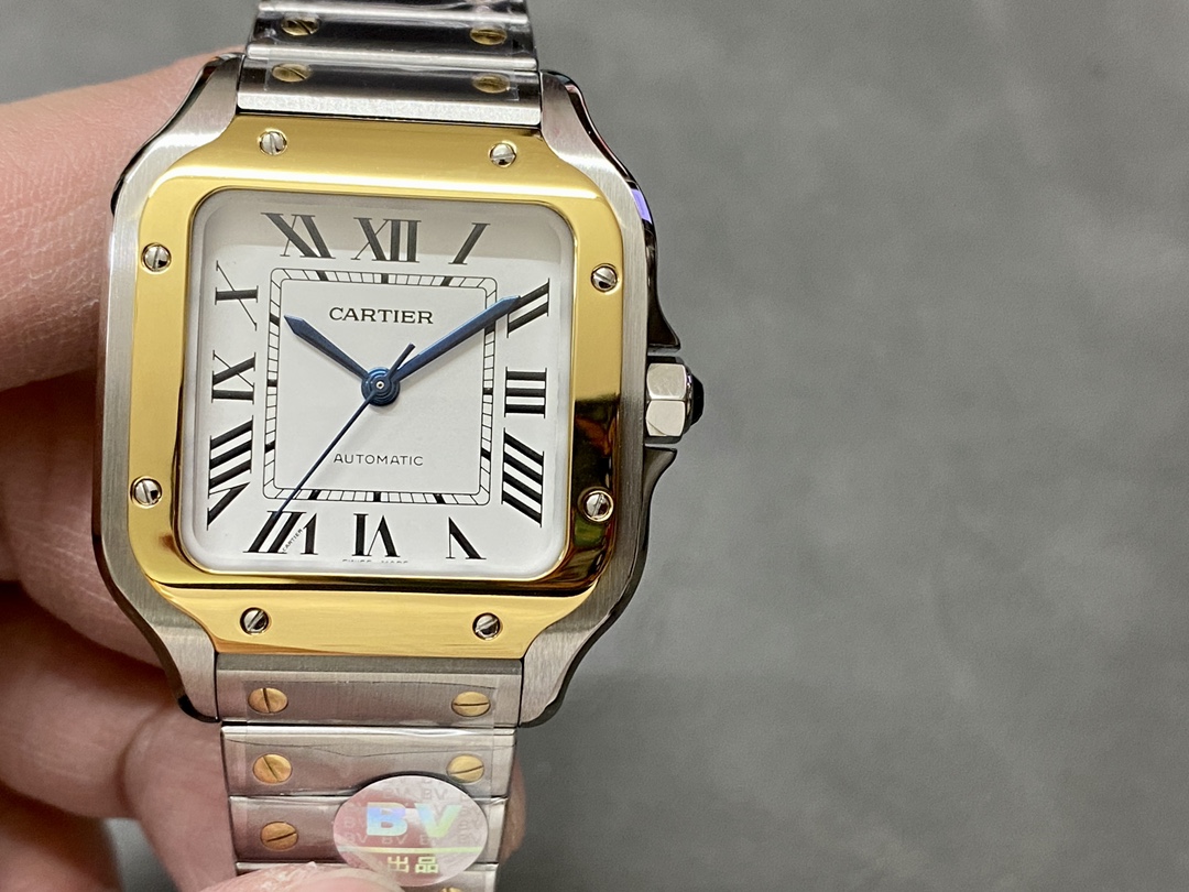 NO:144757,BV Factory Women's model without calendar Cartier Women's Sandushi The highest version of the market V2 upgraded version Original 11 mold opening, truly interchangeable with original accessories!  Cartier's new Sandos, details are as follows 1. Case 316L stainless steel!  2. The only literal dial in the dial market!  3. The watch needle is made of Swiss craftsmanship and roasted blue needles!  4. Glass Swiss whitening film/anti-string/anti-hand pattern processing sapphire glass!  5. The strap is equipped with an ergonomic SmartLink disassembly system!  6. Diameter 39.8X47.5X9.08mm Women's watch 35.1mm!  7. Crown multi-section spinel sapphire!  8. Movement MIYOTA- (with original 1847MC automatic hammer) 9. Waterproof depth of 10 bar (about meter), and equipped with two practical inventions of Cartier 