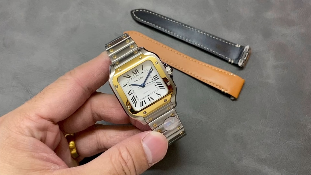 Modèle femme BV Factory sans calendrier Cartier Santos femme La version la plus haute du marché Version améliorée V2 L’ouverture originale du moule 1:1 est véritablement interchangeable avec les accessoires d’origine ! Les détails du nouveau Santos de Cartier sont les suivants : 1. Boîtier : acier inoxydable 316L ! 2. Cadran : Le seul cadran littéral correct du marché ! 3. Aiguilles : Aiguilles bleues grillées de fabrication suisse ! 4. Verre: film blanc antireflet suisse/verre saphir anti-ficelle/anti-empreinte de main! 5. Bracelet de montre : équipé du système de démontage ergonomique SmartLink ! 6. Diamètre : 39,8X47,5X9,08 mm, montre femme 35,1 mm ! 7. Couronne : saphir spinelle multifacettes ! 8. Mouvement : MIYOTA-9015 (avec marteau automatique d’origine 1847MC) 9. Résistant à l’eau jusqu’à 10 bars (environ 100 mètres), et équipé des deux inventions pratiques de Cartier, le dispositif de réglage du bracelet « SmartLink » et le dispositif de réglage rapide du bracelet « QuickSwitch ». appareil de remplacement ! Le chef-d’œuvre sincère de BV est aussi original qu’il y paraît ! Accueillez des amis de tous horizons pour le déguster !