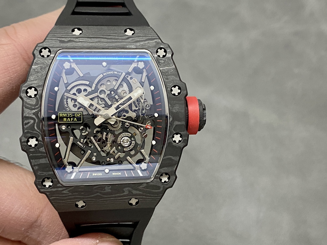 NO:144747,[Integrated movement White Gem Shock Absorbing] RM 『RICHARD MILLE』 Richard Mill RM35-02 This is the first work in the series equipped with an automatic movement, and it uses all carbon fiber materials to make the entire case ingeniously. The case is made of NTT carbon fiber, characterized by lightness, color retention and durability, and the surface texture is delicate and natural. The case has super impact resistance and can be easily withstand any intense sports. The case cover is slim and fits the hand, and the original size is 49.94x44.5x13.05mm Equipped with RMAL1  The automatic winding movement, with a swing frequency of 28800vh, and a double barrel provides 55-hour power storage. The movement's main plywood, bridge board, etc. are decorated with VD coating, which is decorated with a modern style. Even those who are not very persistent in technology can experience the unique mechanical aesthetic. (Note the true integrated movement, which can move balance springs, white gem shock absorber on the movement surface, white gem shock absorber on the bottom of the movement and external piles of the adjuster, the movement gear is real, and the carbon black gear at the 12 o'clock position is far away from the fake plywood movement.) 