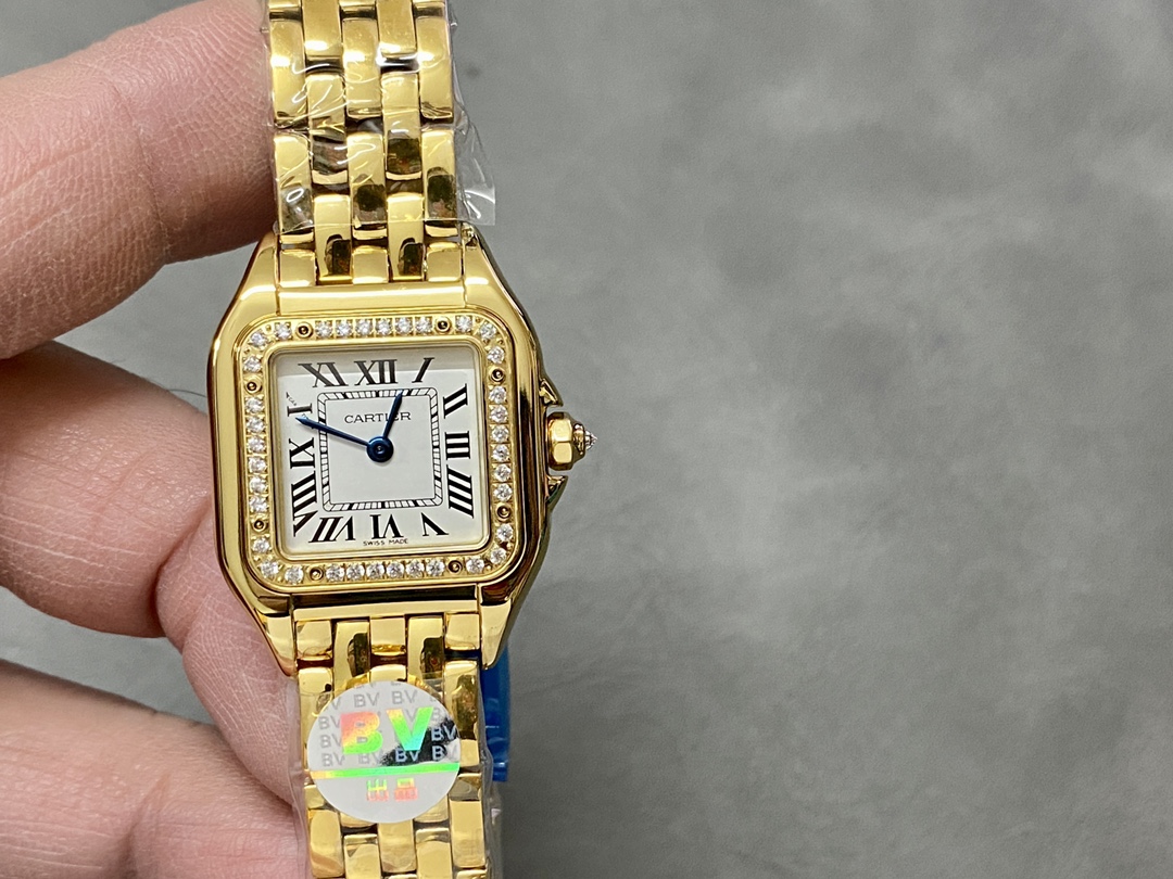 NO:144905,The latest upgraded version of BV [Small 22X30MM] Cartier anthère de Cartier cheetah watch looks more three-dimensional and elegant with a square double-layer case, highlighting the elegance and classic of the watch. On the white dial, the Cartier-style hour marking design injects the watch with a brand charm. The blue central hour and minute hand is like two elves dancing with time, filling the entire watch with colorful colors. Like the traditional Cartier watch, the crown is inlaid with a representative sapphire of the brand, showing the unique charm of the high-end watch jewelry brand Cartier to watch the watch. The crown adopts an anti-slip texture design to facilitate the debugging of the watch. The crown guard bridges on both sides also add a safety protection to the watch.  Compared with the transparent back design, the dense bottom technology can ensure the safety of the watch movement. On the 18K gold cover, engraved under the Cartier English logo, WATER RESISTANT guarantees the waterproof performance of the watch. The flexible and free link bracelet is another highlight of the watch, emitting a full and full of eyes everywhere, full of unique elegance and luxury temperament from top to bottom. 1 size 22X30MM, thickness 6MM 2 case 316 stainless steel 3 dial classic silver-plated white 4 needle-fired steel blue 5 glass sapphire crystal 6 strap 316 stainless steel 7 crown inlaid blue spinel/diamond 8 movement Swiss quartz movement, bottega veneta, cartier, cartier, gold19860909BV最新升级版本【小号22X30MM】 卡地亚anthère de Cartier猎豹腕表使用方形双层表壳看起来更加立体大方,更加突显出腕表的优雅与经典.白色表盘上,卡地亚式时标设计更为腕表注入一份品牌的魅力.蓝色中央时分针宛若在两只随时间而舞动的精灵,为整款腕表再填华彩. 与传统卡地亚腕表一样,表冠上镶嵌有一颗具有品牌代表性的蓝宝石,向观表者展现高级钟表珠宝品牌卡地亚的独有魅力.表冠采用防滑纹理设计,方便对腕表的调试.两边的表冠护桥也为腕表增添了一份安全防护. 相比背透设计,密底工艺可以保障腕表机芯安全性.18K黄金表盖上,镌刻卡地亚英文标识的下方,WATER RESISTANT 更是对腕表防水性能的保障.灵活自如的链节表链是腕表另一大亮点,处处都散发着曜目而饱满的光芒,从上到下都充满着独特的优雅奢华气质. 1尺寸22X30MM、厚度6MM 2表壳316精钢 3表盘经典镀银白色 4表针烧制钢蓝 5玻璃蓝宝石水晶 6表带316精钢 7表冠镶嵌蓝色尖晶石/钻石 8机芯瑞士石英机芯,,bottega veneta,cartier,cartier,gold,Watch