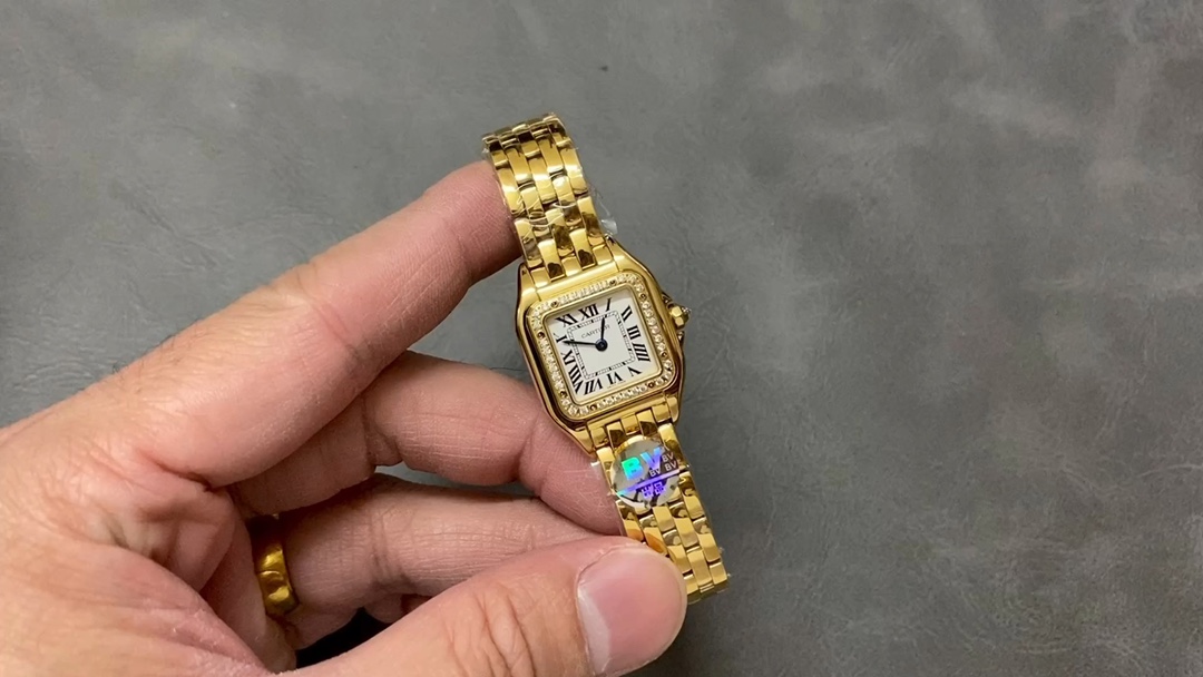 La dernière version améliorée de la montre guépard BV [petite taille 22X30MM] Cartier Panthère de Cartier utilise un boîtier carré à double couche pour un aspect plus tridimensionnel et généreux, soulignant l’élégance et le classicisme de la montre. Sur le cadran blanc, le design de l’échelle de temps de style Cartier injecte le charme de la marque dans la montre. Les aiguilles centrales bleues des heures et des minutes sont comme deux elfes dansant avec le temps, ajoutant de l’éclat à l’ensemble de la montre.       Comme les montres Cartier traditionnelles, la couronne est incrustée d’un saphir représentatif de la marque, montrant à l’observateur le charme unique de la marque de montres et de bijoux haut de gamme Cartier. La couronne est conçue avec une texture antidérapante pour faciliter le débogage de la montre. Les ponts de protection de la couronne des deux côtés ajoutent également une couche de protection de sécurité à la montre.       Par rapport au design transparent, la technologie de fond dense peut garantir la sécurité du mouvement de la montre. Sur le couvercle de la montre en or 18 carats, en dessous est gravé le logo anglais Cartier, WATER RESISTANT garantit l’étanchéité de la montre. Le bracelet à maillons flexibles est un autre point fort de la montre. Il dégage une lumière tamisée et pleine partout, et est plein d’élégance et de luxe uniques de haut en bas. 1⃣️Taille : 22X30MM, épaisseur 6MM 2⃣️Boîtier : acier inoxydable 316 3⃣️Cadran : classique plaqué argent blanc 4⃣️Aiguilles : acier cuit bleu 5⃣️Verre : verre saphir 6⃣️Bracelet : acier inoxydable 316 7⃣️Couronne : incrustée de spinelle bleu 8⃣️Mouvement : mouvement à quartz suisse