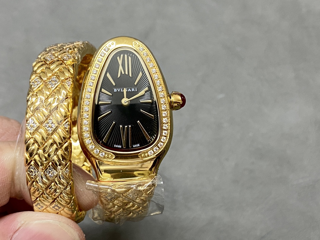 NO:144741,BVL factory brand Bvlgari new work prismatic art SERENTIN SIG series watch Dial 23*34mm movement Swiss quartz made of 32 unique snake bodies, each piece is hand polished and processed, electroplating 0.05MM real gold electroplating product like gold wrap [handshake], bottega veneta, bvlgari, bvlgari19860909BVL工厂 品牌Bvlgari宝格丽新作棱形艺术 SERENTIN SIG系列腕表 表盘23*34mm 机芯瑞士石英 做32块与众不同尺寸的蛇身组成体,每一块都是手工打磨抛光加工,电镀0.05MM真金电镀 如同包金一样的产品[握手],,bottega veneta,bvlgari,bvlgari,Watch