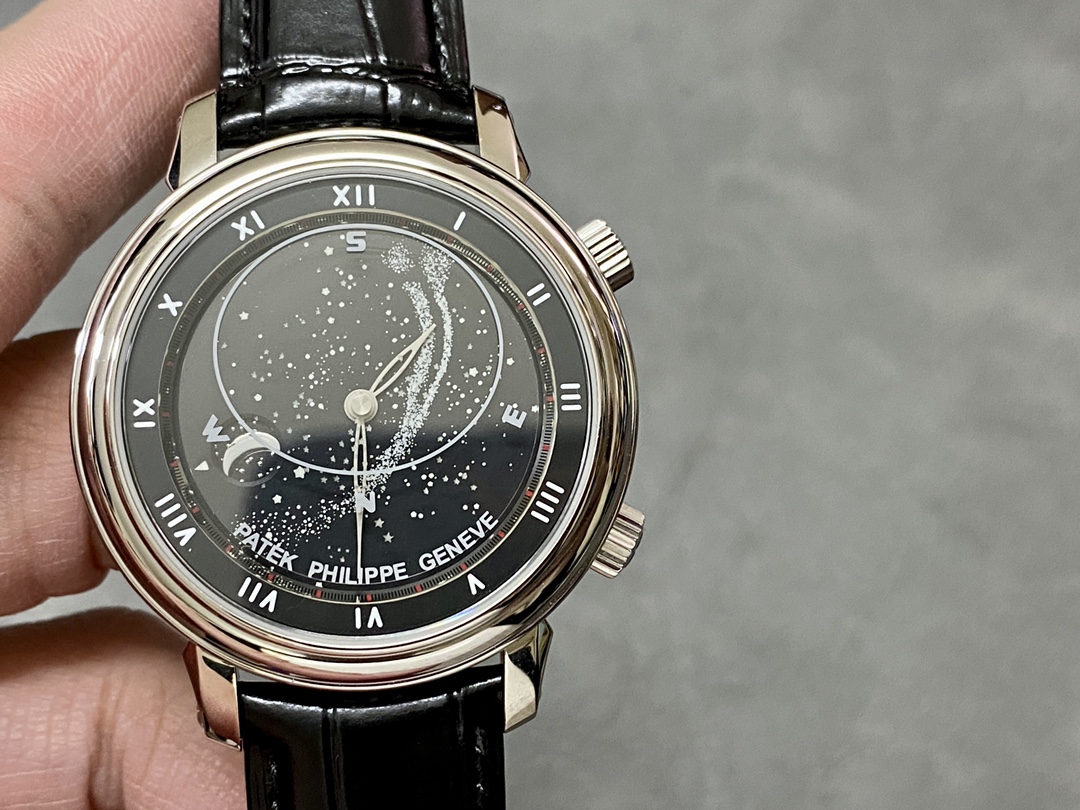 NO:144724,PP Factory V3 upgraded version, the highest version in the market, top replica PP Patek Philippe Starry Sky 5102-day Monthly Geneva Sky Series, can you imagine wearing the starry sky on your wrist?  This starry sky watch has a unique astrological function. You can enjoy the Geneva sky map on the blue round dial and the golden moon trajectory. It lasts for 20 months. It uses imported pearl tulips, which is the same movement as the genuine product. The moon on the dial will automatically change according to the full moon in the sky and the lunar eclipse curve. The front and rear glasses of the case adopt advanced technology to increase the refraction light of the glass, making the dial look more transparent. It seems that there is no feeling of glass. The 5-character position adjusts the head to the starry sky dial. The shell of our factory is Bai. Ta Philippine. Lihua pattern. The flower is heavily engraved with CNC deep, three-dimensional and concave feeling. Super strong. The starry sky has been upgraded for 24 hours. The watch size is 43 mm!  PP craftsmanship is worthy of your possession!  ,,patek philippe19860909PP Factory V3升级版 市场最高版本 顶级复刻 PP百达翡丽 星空5102天月款日内瓦苍穹系列,你可想象把星空佩戴在腕上吗？这款星空腕表独具特别星象功能,蓝色圆表盘上就能欣赏日内瓦苍穹图,还有金色月球运行轨迹,熬时20个月 采用进口改造而成的珍珠陀,和正品一样机芯,表盘上的月亮会根据天空的月亮月满圆 月蚀弯的情况自动变化 表壳前后玻璃采用先进技术处理让玻璃折射光提高,让表盘看起来更加通透 似乎没有玻璃的感觉,5字位把头调星空盘转动.本厂壳身百.达翡.丽花纹 花重金采cnc深雕刻 立体感凹凸感 超强.升级了24小时自转的星空 手表尺寸43毫米！PP匠心之作 值得你拥有！,,patek philippe,Watch