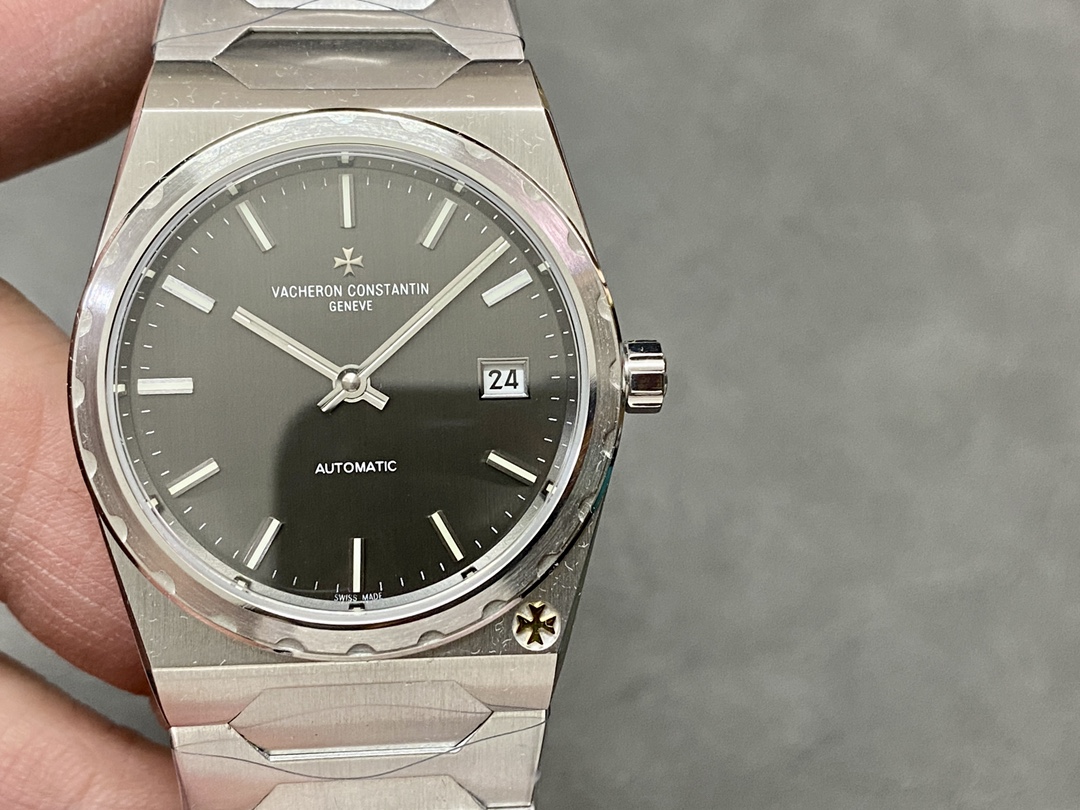 NO:144541,Retro and fashionable, and is highly sought after by many celebrities - Vacheron Constantin VC RB2 re-launched the iconic luxury sports watch series of historical masterpieces to commemorate the 222nd anniversary of the brand. The case size is 37MM X8MM barrel-shaped with a three-part structure, making the whole not small. The grooved large gear bezel and the Malta cross logo at 5 o'clock show its noble atmosphere. The dial is gold, rose gold, brushed silver and brushed gray with metal brushed strip hour markers and rod-shaped hands with luminous coating, retaining the most classic two-handed movement. The movement is changed to Vacheron Constantin's own/2 movement. The components from plywood to steel wheels are carefully decorated, and the automatic swing is plated with 22k gold and engraved in 222 fonts. The strap uses an integrated hexagonal central link to make the watch more angular, while not losing its timeless and elegant beauty.  Order from now on, get a free mini original watch box, vacheron, gold19860909复古且时髦,深受众多明星追捧——江诗丹顿 VC RB2 重新重磅推出历史名作系列标志性豪华运动型腕表以纪念品牌成立222周年. 表壳尺寸37MM X8MM酒桶形采用三部分结构让整体并不显小,凹槽大齿轮表圈搭配5点钟位置的马耳他十字标志尽显其尊贵气息 表盘金色.玫瑰金.拉丝银及拉丝灰搭配金属拉丝附有夜光涂层的条形时标及棒状指针,保留最经典的二针 机芯改江诗丹顿自产/2机芯.从夹板到钢轮等部件均精工装饰,自动摆坨更是镀有22k黄金并篆刻222字体 表带采用一体式六边型中央链节让整表更显棱角分明,同时又不失隽永优雅的美感 即日起下单赠送mini版原装表盒一个,,vacheron,gold,Watch