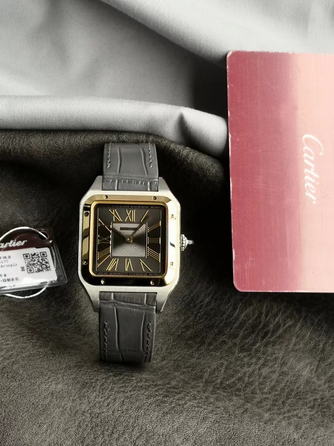 NO:144855,New Year's heavy promotion F1 Cartier Sandus-Dumont classic series continues to innovate, boldly explore new color models. Original 11 mold opening. Gold model is equipped with oak gray literal gray belt, and the full gold model is equipped with royal blue literal deep navy blue belt (also available in dark gray with black belt to choose from). Three-dimensional gold hour marker, the latest version of the exclusive original mold opening on the market, the latest version of the titanium alloy head particle QuickSwitch quick disassembly system strap. Swiss quartz movement   Kajia platinum plywood. The shell accessories can all be replaced with the original. The size is 43.5*31.4mm. There are Italian cowhide version and crocodile leather version to choose from!  ,stuart weitzman,cartier,cowhide,crocodile skin,gold19860909新年重磅推介F1 卡地亚山度士-杜蒙经典系列不断革新,大胆探索全新配色表款.原装11开模.间金款配备橡木灰字面灰色皮带,全黄金款配备宝蓝字面深海军蓝皮带（也有深灰面配黑色皮带款供选择）.立体金色时标,市面独家原装开模最新版钛合金头粒QuickSwitch快拆系统表带.瑞士石英机芯 卡家白金夹板.壳套配件均可以与原装平替.尺寸43.5*31.4mm.有意大利牛皮版和鳄鱼皮版供选择！,,stuart weitzman,cartier,cowhide,crocodile skin,gold,Watch