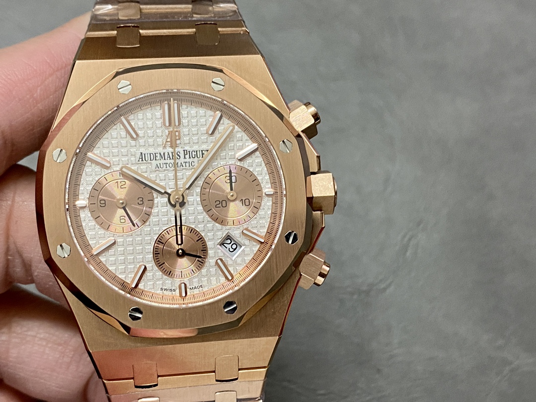 NO:145676,BF AP/Australia Peter Royal Oak Series 26331OR chronograph, using the same as the genuine (6-character small seconds) chronograph movement. After brushing and partially polished and polished, the 316 stainless steel case shows a delicate and tough unique temperament. The rough and atmospheric 41mm dial is full of strength and super luminous display, which can read time in any environment, audemars19860909BF AP/爱彼 皇家橡树系列26331OR计时码表,采用同正品一致（6字位小秒）计时机芯,316精钢表壳通过拉丝和部分抛光打磨处理之后,展现出精致而硬气的独特气质,粗犷大气的41mm表盘,劲道十足,超强夜光显示,可以在任何环境下读取时间,,audemars,Watch