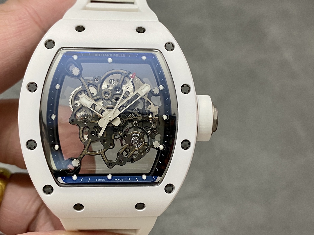NO:145646,BBR New Innovation!  V3 upgraded version of double barrel, Richard RM (super welfare) redeveloped the original integrated double barrel integrated movement, with more stable quality!  1 The case adopts a white ceramic case that is consistent with the original version. The case guide angle details are reduced and exactly the same as the original product, and the bottom cover is reduced and the light-catching position is reduced. Only the glass light-catching position is convex, and the details are also one of the most suitable versions at present!  Upgrade a few details, more like the original genuine product. The 2 movement is redeveloped with the original RMUL2 integrated movement, the balance wheel of the double-barrel movement is clearly visible and moving. Say goodbye to the fake plywood movement!  3. The diameter and size of the watch are the same as the original version 49.90X42.70 mm, and the thickness is 13.5MM. 4. The watch mirror is made of sapphire crystal mirror, double anti-glare effect. 5. The strap is made of natural rubber strap!  6 original folding buckles. Richard Mill not only has exquisite watchmaking craftsmanship, but also advocates breaking through the existing rules and regulations, exploring new heights of watchmaking craftsmanship, and integrating new elements of the new century into traditional craftsmanship. The comfortable, shock-resistant, durable, precise and lightweight watches have become the 