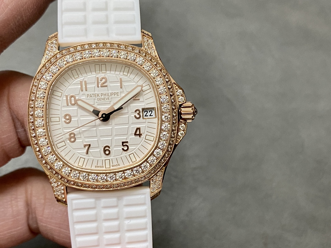 NO:146079,Patek Philippe AQUANAUT series mechanical full-diamond women's grenade. The case has a diameter of 35.6mm and a thickness of 8.6mm. It perfectly restores the case made of official size stainless steel. The entire case is made of CNC polishing throughout the process, explaining what it is to be meticulously carved. A circle of Swarovski diamonds are inlaid with the mouth of the case ring to show the exquisite beauty, greatly enhancing the wearer's aristocratic temperament. The three-dimensional grenade pattern on the dial echoes the regular embossed dial. The 12 independent molded Arabic numerals are full of three-dimensionality, which makes it more lively and fashionable when combined. Looking down through the sapphire crystal glass above, it presents a smooth and harmonious beauty.  The rubber strap with a grenade stands out its sportiness and fashion sense. It adopts the same mesh design as the dial, but different methods still make the watch blend into one, which has the same effect. With the classic folding snaps, the edges of the buckle are polished very well. When you open the button, you can see that the inner buckle is engraved with Patek Philippe's English letters, and the engraving size is the same. It is still very clear when viewed through a magnifying glass, and it completely follows the original craftsmanship. The bottom cover of the movement is designed with the transparent bottom. Through the high-definition sapphire crystal glass mirror, the overall movement structure and operation can be clearly seen. Our factory uses the exclusive custom Cal.324 movement, which completely restores every detail of the original movement. The two large and small gears on the left and right sides of the central shaft are also perfectly restored. Please be sure of the exclusive quality of TW, swarovski, patek philippe19860909百达翡丽 AQUANAUT系列机械满钻女手雷  表壳35.6mm的表径,厚度8.6mm ,完美还原官方尺寸精钢打造的表壳,整一个表壳通过全程CNC打磨而成,诠释了何为精雕细琢.表壳圈口部位镶嵌一圈施华洛世奇钻石尽显精致美感,大大提升佩戴者的贵族气质. 表盘立体的手雷纹路与规则的浮雕表盘相互呼应,12个独立开模的阿拉伯数字刻度立体感满满,搭配起来更显活泼时尚,通过上方的蓝宝石水晶玻璃往下看,呈现出一种流畅与协调之美.  表带手雷独配的橡胶表带,凸显出它的运动性和时尚感,采用表盘一样的网格设计,不同的方法却依旧使整表混为一体,有着异曲同工之妙.搭配经典的折叠按扣,表扣边缘的打磨十分到位,打开扣子可以看到内扣雕刻有百达翡丽的英文字母,刻字大小一致,通过放大镜去看依然非常清晰,完全遵从了原装的工艺.  机芯透底设计的底盖,通过高清蓝宝石水晶玻璃镜面,可以很清晰的看到整体的机芯构造以及运转,本厂采用了独家定制的Cal.324机芯,完整的还原了原装机芯的每一个细节,中轴左右两侧的两个大小齿轮同样完美的还原请认准TW独家品质,,swarovski,patek philippe,Watch