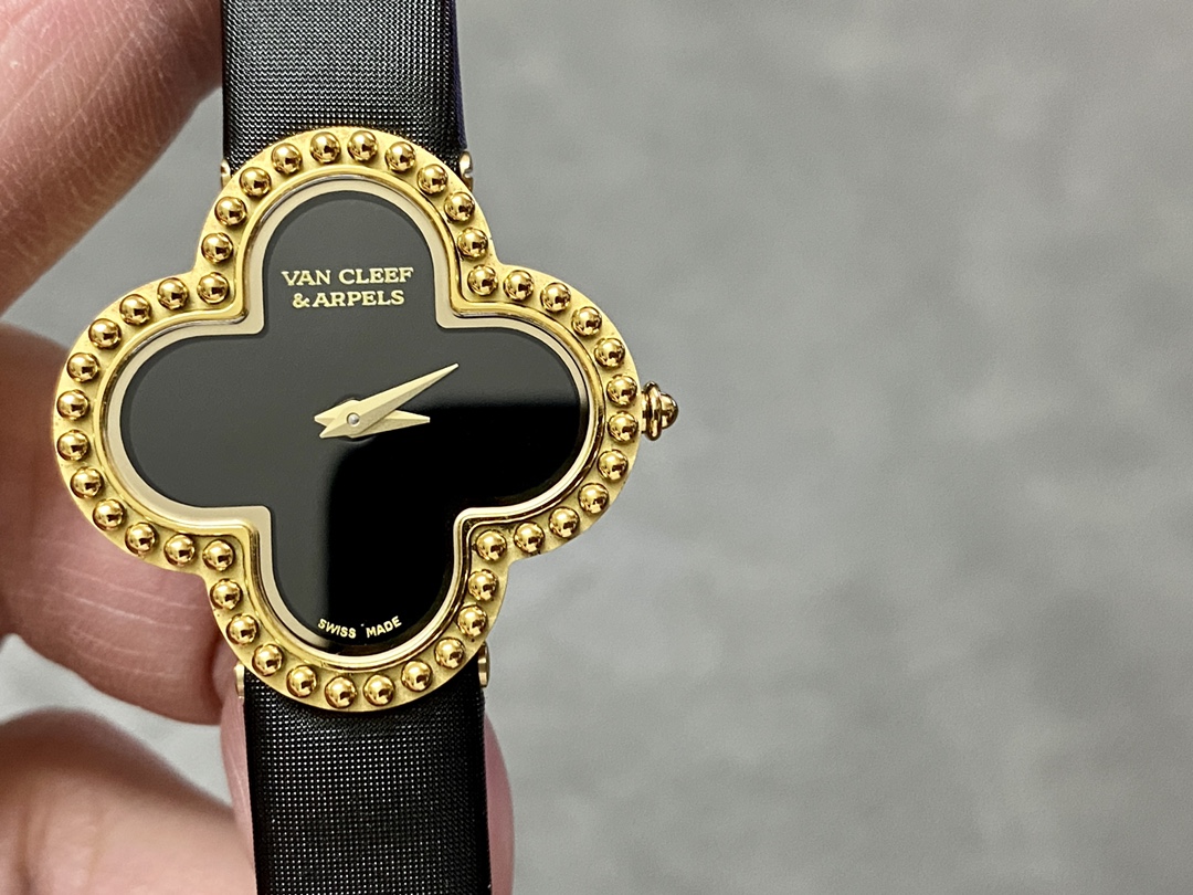 NO:146153,Exclusive quality ·Produced by Brand & - Van Cleopard Series Four-leaf clover Movement Swiss quartz movement Size 30mm Material 316L stainless steel inlayed diamond Function hour and minute hand Strap silk ribbon Class buckle Inlay diamond buckle Exclusive custom replica original quality, made from pure CNC multiple processes; the overall three-piece set assembly process.,,van cleef19860909独家品质 ·  出品 品牌 & -梵克雅宝 系列四叶草 机芯瑞士石英机芯 尺寸30mm 材质316L精钢镶嵌钻 功能时针·分针 表带绢丝带 扣子镶嵌钻针扣 独家定制复刻原版品质,纯CNC多道工序制作而成；整体三件套组装工艺 .,,van cleef,Watch