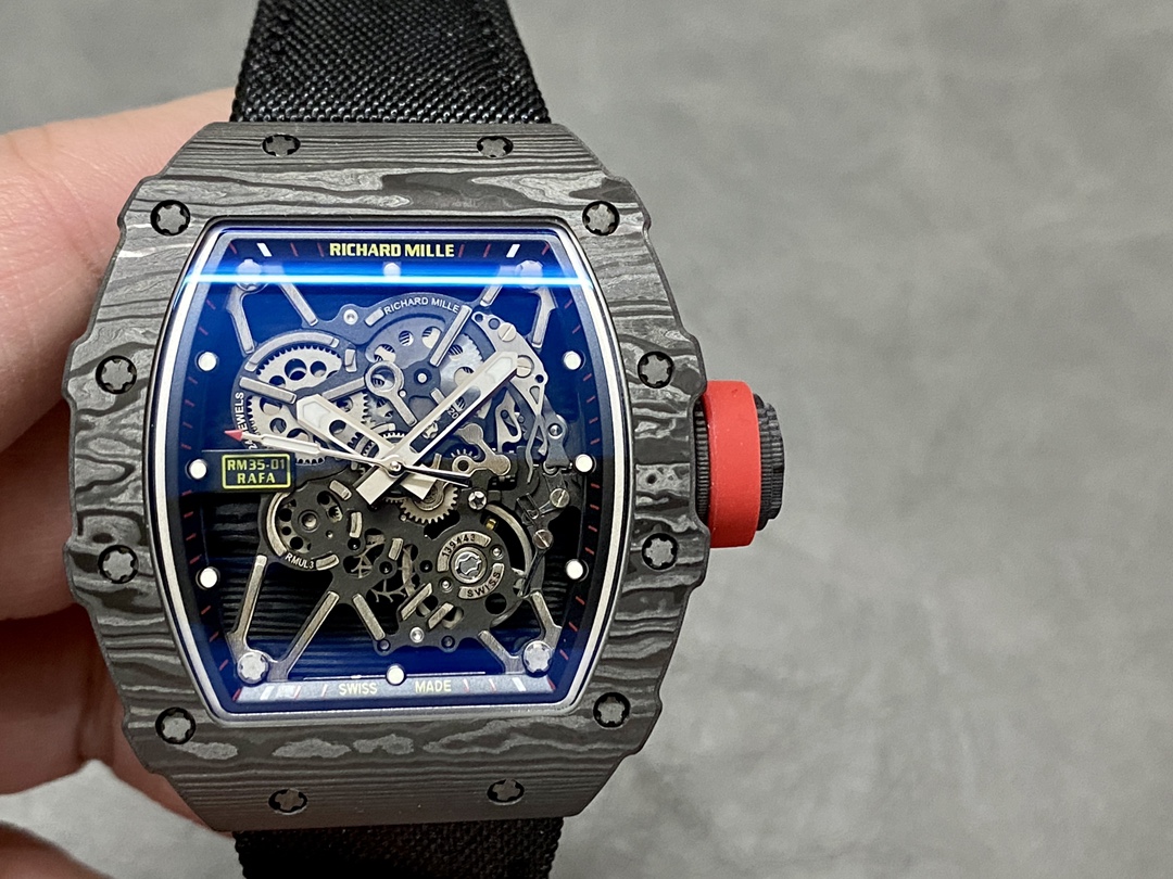 NO:146282,BBR has a new push: Billionaire's ticket to entry RICHARD MILLE Richard Miller RM35-01 RAFAEL NADAL carbon fiber watch 1 movement exclusively developed original RMUL3 hollow integrated movement. White gem shock absorber!  2 The case is made of original NTT pattern carbon fiber, lightweight model, weighing only 50g, the inner liner and the cover steel parts are made of titanium alloy material, CNC high-precision processing, making the case perfect and seamless!  Really achieve the original and authentic details. 3 Dial: hollow dial with classic black and red track shadow to show the unique charm of the watch. 4: Double anti-glare effect of the watch mirror sapphire crystal mirror. 5: Natural rubber strap with braided Velcro strap, perfect fit for the wrist curve, giving you an ultimate experience!  6: Original folding buckle of titanium alloy,19860909BBR全新力推:亿万富翁的入场券 RICHARD MILLE 理查德米勒RM35-01 RAFAEL NADAL碳纤维腕表 1机芯独家研发原装RMUL3镂空一体机芯.白色宝石避震器！ 2表壳进口NTT原装纹路碳纤维打造、轻量级表款,克重仅50g、内胆与表盖钢件采用钛合金材料、CNC高精密加工、使表壳配合完美无缝隙！真正做到原装正品细节. 3表盘:镂空表盘搭配经典黑红赛道内影 展现腕表独有魅力 4:表镜蓝宝石水晶镜面双防眩效果. 5:表带天然橡胶表带、与编制魔术贴表带选择、完美贴合手腕曲线 给你一种极致体验！ 6:表扣钛合金原装折叠表扣,,Watch