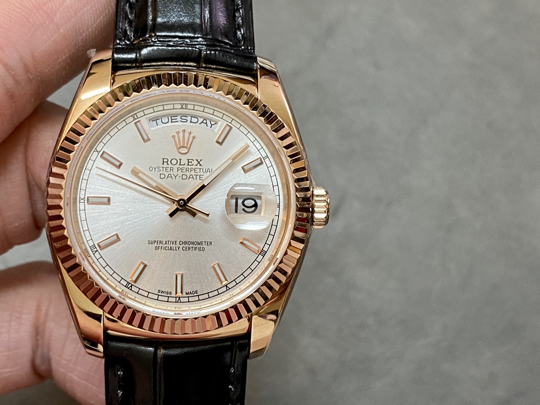 NO:146242,【v3 upgraded version】Rolex's most classic series, except DD!  Rolex Day-Date series 118135/118138/118139 [Eight colors are complete]!  In order to control the size and thickness, it is specially equipped with a fully automatic mechanical movement with a 2836-2, and the new 904L steel shell is presented!  [Upgrade 1] The head is protruding in the same position as the official and ends smoothly with the strap!  [Upgrade 2] The front primary color is matched with genuine product, and the reverse code is 346763 printed characters are officially consistent, along with the font to color, and even the strap lines are synchronized!  [Update 3] Glass. The anti-counterfeiting logo on the sapphire glass is a Rolex new virtual dot logo and is printed in the middle of the glass through technology. [Update 4] The rear cover. The four angle lug printing characters are consistent with the original, focusing on white shells and gold shells, and the rose gold shell printing characters are different!  Together with the back cover, the slim parts focus on restoration!  [Upgrade 5] Side: The side curve and overall thickness of the case are proportional to the official, and the official second-degree waterproof logo is synchronized with the official side, and the side is still affixed with the official QR code! The representative of 