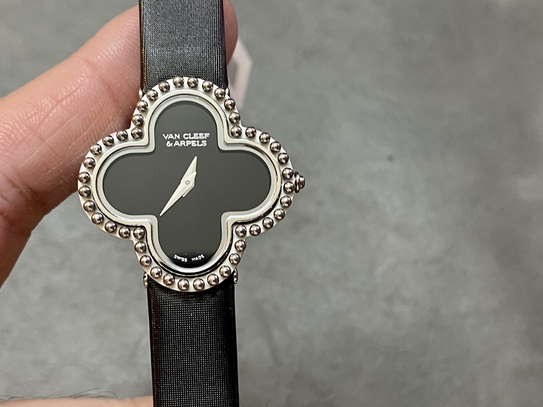 NO:146232,Exclusive quality ·Produced by Brand & - Van Cleopard Series Four-leaf clover Movement Swiss quartz movement Size 30mm Material 316L stainless steel inlayed diamond Function hour and minute hand Strap silk ribbon Class buckle Inlay diamond buckle Exclusive custom replica original quality, made from pure CNC multiple processes; the overall three-piece set assembly process.,,van cleef19860909独家品质 ·  出品 品牌 & -梵克雅宝 系列四叶草 机芯瑞士石英机芯 尺寸30mm 材质316L精钢镶嵌钻 功能时针·分针 表带绢丝带 扣子镶嵌钻针扣 独家定制复刻原版品质,纯CNC多道工序制作而成；整体三件套组装工艺 .,,van cleef,Watch