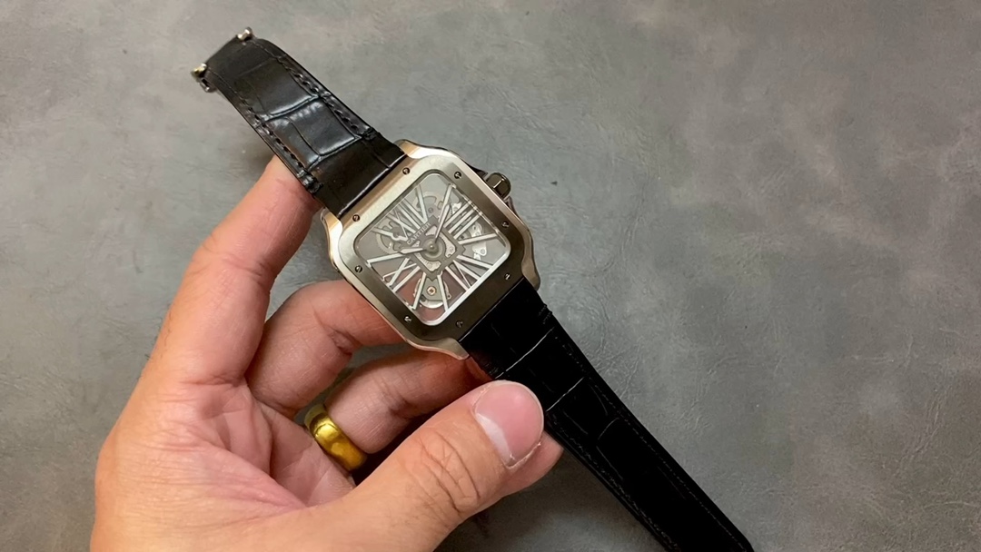 La série Cartier Santos Skeleton fait ses débuts en TW pour créer les paramètres de réplique 1:1 les plus forts et la synchronisation avec l’original Diamètre de la table : 39,8 mm Mouvement : Mouvement mécanique modifié Swiss Ronda 4S20 Épaisseur du boîtier : 9,08 mm Couleur du cadran : Squelette Forme du cadran : Carré SKU : Noir Argent Argent Cercle Argent Rose Cercle Argent Or Cercle Couleur du bracelet : Noir Bleu (Cuir de veau importé) Type de boucle : Double boucle déployante Dos : Verre arrière : Miroir saphir Aiguilles : Aiguilles bleues en acier brûlé bleu Le modèle noir utilise une couronne lumineuse verte importée : Couronne sertie de pierres précieuses