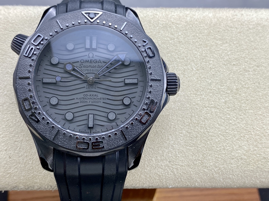 NO:146292,[Ink Black Seahorse, Ao appeared] T  factory's new Omega Seahorse series rice meter is late. The 43.50mm case, bezel, and corrugated dial are all made of black zirconia 1Zr021 ceramic. The hollow pointer and 12-point dots are covered with Super-LumiNova luminescent coating. The operation of the movement is clearly visible. Through the sapphire glass case back designed with corrugated edges, you can enjoy the 8806 movement. Three exclusive technologies: 1. The industry can exclusively make teeth directly on the ceramic case, and twist the tube directly on the ceramic shell, so that the tube will not fall off, and the waterproof effect is better. The bottom cover is also directly on the ceramic shell. Other factories can only add a steel inner shell to the bottom cover. 2. The first one can make teeth in the ceramic ring, and no longer have to fit steel parts to circle, and the sound is crisper.  3. Exclusive whole shell ceramics, no need to add metal middle catheter to waterproof. Other factories use a steel inner catheter to waterproof. Take you to experience the original texture.——T Factory,,omega19860909【墨黑海马,桀骜登场】T 厂新品欧米茄海马系列米大器晚成.43.50mm表壳、表圈、波纹图案表盘均采用黑色氧化锆1Zr021陶瓷制成.镂空指针及12点位的圆点,均覆有Super-LumiNova夜光涂层.机芯的运转美态清晰可见.透过采用波纹边缘设计的蓝宝石玻璃表背,可以欣赏到8806机芯. 三个独家技术 一,业内独家能做到直接在陶瓷表壳生牙,把管直接拧上陶瓷壳,这样不会掉把管,防水效果更出色.底盖也是直接直接拧在陶瓷壳上,其它厂只能加个钢质内胆才能拧上底盖. 二,首家能在陶瓷圈做牙出来,再也不用套钢件来转圈了,声音更加清脆. 三,独家整壳陶瓷,不用再加金属中胆来防水,其它厂是陶瓷壳中间再做个钢内胆来防水的. 带您体验原装质感.——T Factory,,omega,Watch