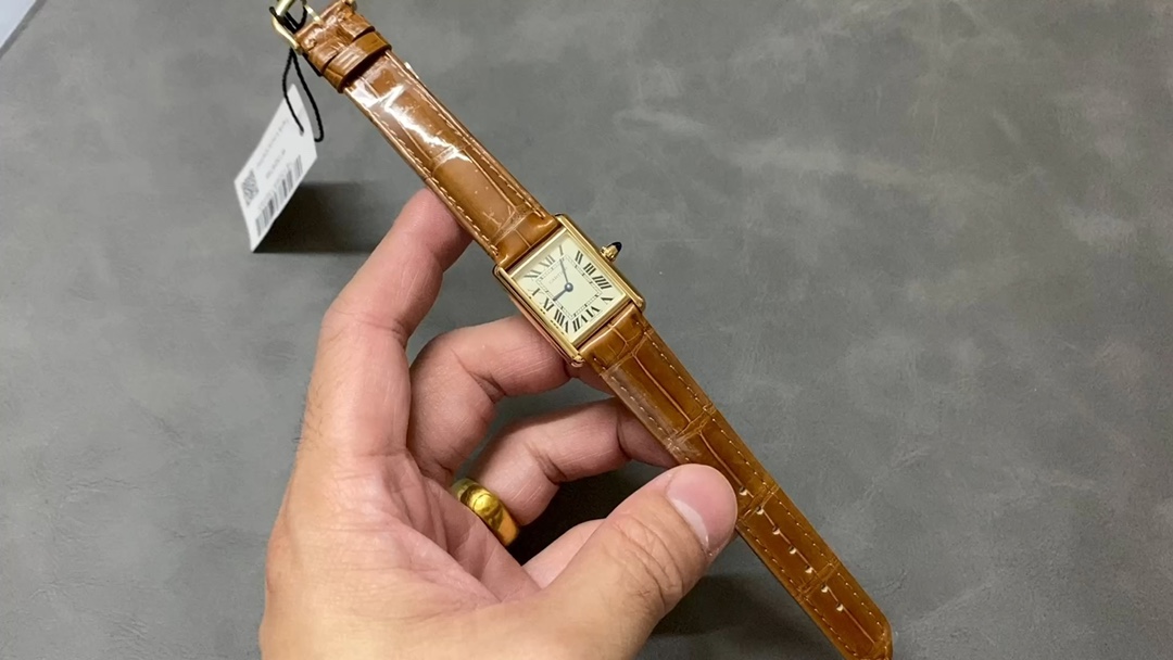 Nouvelle montre originale Cartier Tank petite or grande taille 33,7✖️25,5. Petite taille 29.5✖️22CARTIER-Chef-d’œuvre de la famille des montres Tank ! Inspiré de la forme du tank de l’époque, il est très populaire depuis son lancement et a toujours été populaire. Un vrai classique ne se démodera jamais. La couleur dorée correspond aux bracelets marron et noir. Le boîtier et la boucle sont plaqués en or 18 carats dans un four sous vide et ne se décolorent pas. Correspond au certificat d’inspection de l’organisation chinoise faisant autorité GTC, une table, un code, un objet, un certificat, prend en charge la réinspection ! Fabriquées entièrement en métal précieux (entièrement recouvertes d’or), les lignes de la coque sont plus arrondies et délicates. Les vis exposées des deux côtés de la montre ont également un design unique. Le couvercle inférieur est également différent du passé. a un total de 8 vis sur deux rangées, ce qui est plus rétro et texturé ! Le mouvement est équipé d’un mouvement à quartz d’origine suisse, qui présente une erreur de temps de trajet précise et nulle. Il est vendu après la vente au détail. Le saphir en forme de cône sur la couronne est grand avec un affichage de calendrier ! Le verre en forme de diamant fabriqué avec une technologie spéciale est plus concave et en couches. Le cadran a des échelles de temps en chiffres romains, la piste sur la bague intérieure est utilisée comme échelle pour identifier l’heure spécifique, les aiguilles utilisent des aiguilles d’épée en acier bleu et la couronne en forme de perle est incrustée de pierres précieuses coniques synthétiques bleues. Le bracelet est en cuir de crocodile importé et en cuir de veau importé. Ils sont tous fabriqués à partir de cuir soigneusement sélectionné, et la couleur et la texture sont exactement les mêmes que l’original. La montre est étanche jusqu’à 30 mètres. Si vous n’êtes pas satisfait, nous prenons en charge les retours et les échanges, et nous serons expédiés avec un ensemble complet d’emballages de comptoir.