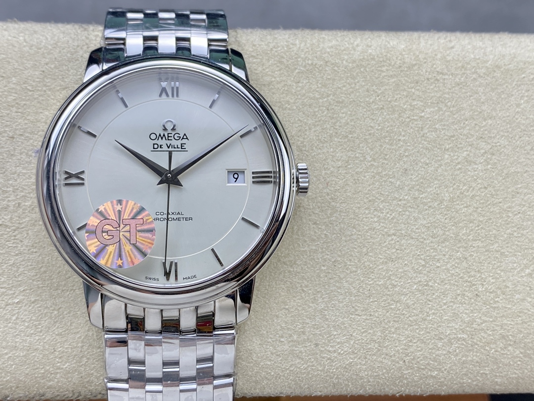 NO:149074,GT Factory Omega Milk Bottom Butterfly Elegant Series Watches. GT is produced only to inherit the classics, Dish Fei is the ultimate quality 39.5mm Swiss Observatory watch. This watch has an elegant and slim appearance, paired with a simple and elegant design. GT captures every detail and perfectly interprets the classic charm of the original elegant business. 1 The size of this watch is 39.5mm X10mm. The literal scale and pointers all inherit the original technology. First grind and polished, then rhodium plated to ensure that the luster is permanent and the temperament is amazing. 2 The Omega resistor LOGO in this watch is in place, and the edges are naturally chamfered. It seems small and exquisite, not worth mentioning, but in fact the craftsmanship is complicated and contains the universe.  3 This watch is made of original mother-and-child steel belts, with the corrosion depth of the outer logo, and the Omega symbol has three-dimensional and texture. The rivets on the buckle are the same as the original one, and they are made in one go together with the overall CNC of the buckle, solving the problem that rivets often fall off. The 4GT factory's latest power adopts an independent integrated movement, comparable to other versions of the ordinary movement in the market, and truly achieves zero rework. Omega Butterfly, please be sure to produce GT, omega19860909GT Factory欧米茄 密底 蝶飞典雅系列腕表.  GT出品只为传承经典,碟飞 至臻品质39.5毫米瑞士天文台表. 这款表优雅纤薄的外表,搭配简约大方的设计,GT抓住每一个细节,完美诠释原装优雅商务的经典魅力. 1此腕表尺寸39.5毫米X10毫米.字面刻度和指针全部继承原厂工艺,先精磨抛亮,再做镀铑处理,确保光泽永驻,气质惊人. 2此腕表盘中的欧米茄电阻LOGO弧度到位,边沿处倒角自然.看似小巧玲珑,不值一提,实则工艺繁琐,蕴含乾坤. 3此腕表是采用原装子母通钢带一比一开模而成,外侧Logo腐蚀深度一致,欧米茄符号有立体感有质感,表扣上的铆钉和原装一样,都是连同表扣整体CNC一气呵成的,解决了铆钉经常会掉会断的问题. 4GT工厂最新力举采用自主研发一体机芯,媲美于市场其他版本的普通机芯,真正实现了零返修. 欧米茄蝶飞请认准GT出品,,omega,Watch