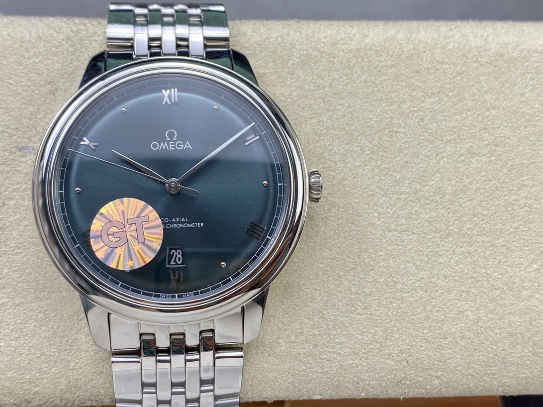 NO:148787,GT Factory Omega transparent bottom New Dishfei elegant series watch GT is produced only to inherit the classics, butterfly flying to the highest quality 40mm Master Chronometer watch This watch case is 40mm, the entire watch is original molded, the overall case is made of original stainless steel to create a synchronous original polishing technology. The arched dial has been processed with dark blue PVD, and it has irregularly arranged vertical textures printed on it, presenting the polishing effect of sun rays. The six-digit calendar window, including the calendar disc, are the same as the original mold. The steel belt and raw ears are also made one-to-one. The same polishing technology as the genuine product can be used with the original, and it is truly perfect, and is definitely not other ordinary products on the market.  The belt buckle is a pin buckle that is the same as the original, and is equipped with the Omega Master Cyclotron movement. Through the wear-resistant sapphire glass back, the operation of the movement is clearly visible. Butterfly, please be sure to be produced by GT, omega19860909GT Factory 欧米茄透底 新款碟飞典雅系列腕表  GT出品只为传承经典,蝶飞至臻品质 40毫米至臻天文台表 这款腕表的表壳为40毫米,整表原版开模,整体表壳采用原装精钢材质打造同步原装打磨技术 拱形表盘经过深蓝色PVD处理,其上印有不规则排列的垂直纹理,呈现出太阳射线的打磨效果,六位日历窗口包括日历盘字体大小均与原装一致 钢带跟生耳同样是原版开模一比一打造,与正品同样的打磨技术,均可跟原装通用,真正做到了完美,绝非市场其他普通货 皮带表扣是同原装一致的针扣,内部搭载欧米茄至臻天文台机芯,透过耐磨损蓝宝石玻璃表背,机芯的运转美态清晰可见.蝶飞请认准GT出品,,omega,Watch