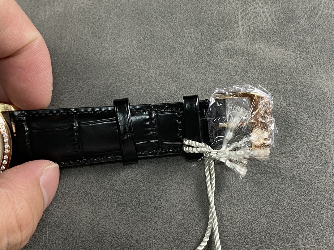 APS 升级版 积家月相大师 
新品月相采用一体机芯cal.925，通过长时间改进稳定性大大提高，新版本月相大师与老版本区别在于月相盘的换代，表带升级为最新版快拆，扣子弧度加大提升佩戴体验的舒适度。盘面logo从印刷升级为金属logo，整体质感提升很大，欢迎大家把玩