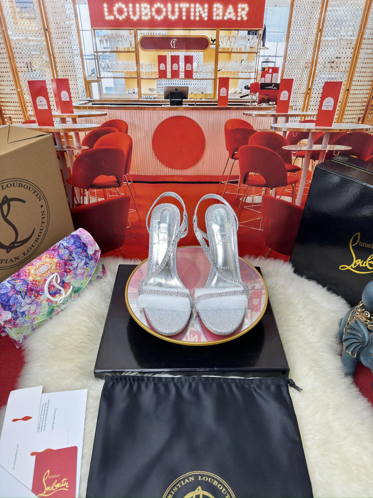 NO:166271,S-rimmed sandals (customized without return or replacement) w. RMB size 34 size - 43 size (34.40.41.42.43. Customized without return or replacement) Heel10 cm Colour gold, silver, purple, black Material imported cowhide, the inner lining is made of Italian imported mixed sheepskin outsole original Italian middle-level leather outsole, high heels, manolo blahnik, christian louboutin, sandals, high heels, cowhide, sheepskin, Leather soles19860909S带钻凉鞋（定做不退不换款）w.  RMB size34码-43码（34.40.41.42.43.定做不退不换） Heel10 cm Colour金,银,紫色,黑色 材料 鞋面进口牛皮 内里采用意大利进口混种羊皮 大底原版意大利进中顶级真皮大底,高跟鞋,manolo blahnik,christian louboutin,sandals,high heels,cowhide,sheepskin,Leather soles,Women's Shoes