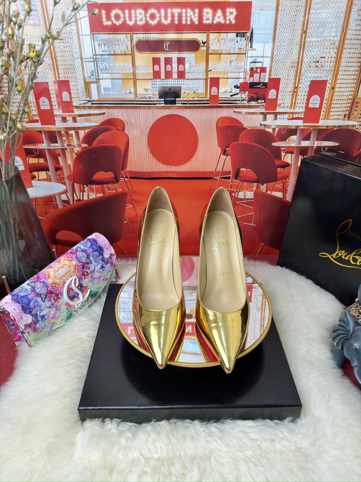 NO:816705,Patent leather shoes (customized color) RMB Size34-44 (34.40.41.42.43.44 half size customization is non-refundable) Colourmany color Heel6.5 cm, 8.5 cm, 10 cm, 12 cm Patent leather upper, mixed sheepskin lining imported from Italy, outsole, original Italian imported AR1 top leather outsole, high heels, christian louboutin, high heels, sheepskin, Leather  soles19860909漆皮单鞋（订做颜色） RMB Size34-44(34.40.41.42.43.44半码定做不退换) Colourmany colour Heel6.5 cm,8.5 cm,10 cm,12 cm 鞋面漆皮 内里采用意大利进口混种羊皮内里 大底原版意大利进口AR1顶级真皮大底,高跟鞋,christian louboutin,high heels,sheepskin,Leather soles,Women's Shoes