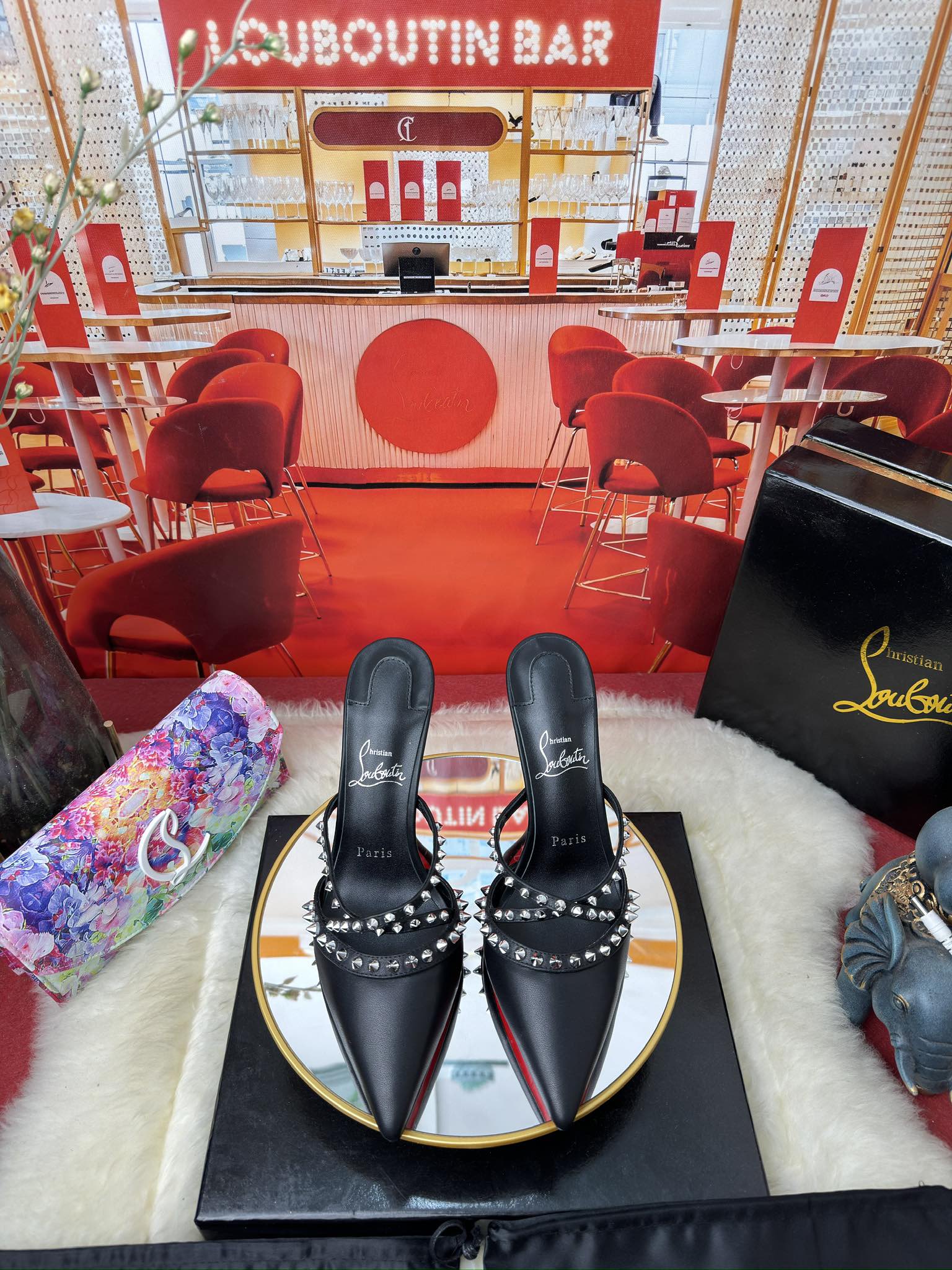 NO:166265,X-pin semi-tug w. RMB Tatoosh nail shoes are characterized by slender shoulder straps crossed on the feet, decorated with rivets. This black leather model is a 100mm heel. Size 34 size - 44 size (34.40.41.42.43.44 custom made without return or replacement.) Heel10cm Colour black naked upper imported cowhide inner lining with Italian imported mixed sheepskin lining outsole original Italian imported leather outsole, high heels, manolo blahnik, christian louboutin, high heels, cowhide, sheepskin, Leather soles19860909X钉半拖w.  RMB Tatoosh钉鞋的特点是纤细的肩带交叉在脚上,装饰着铆钉.这个黑色皮革模型是一个100毫米鞋跟. size34码-44码（34.40.41.42.43.44定做不退不换.） Heel10cm Colour黑 裸 鞋面进口牛皮 内里采用意大利进口混种羊皮内里 大底原版意大利进口真皮大底,高跟鞋,manolo blahnik,christian louboutin,high heels,cowhide,sheepskin,Leather soles,Women's Shoes