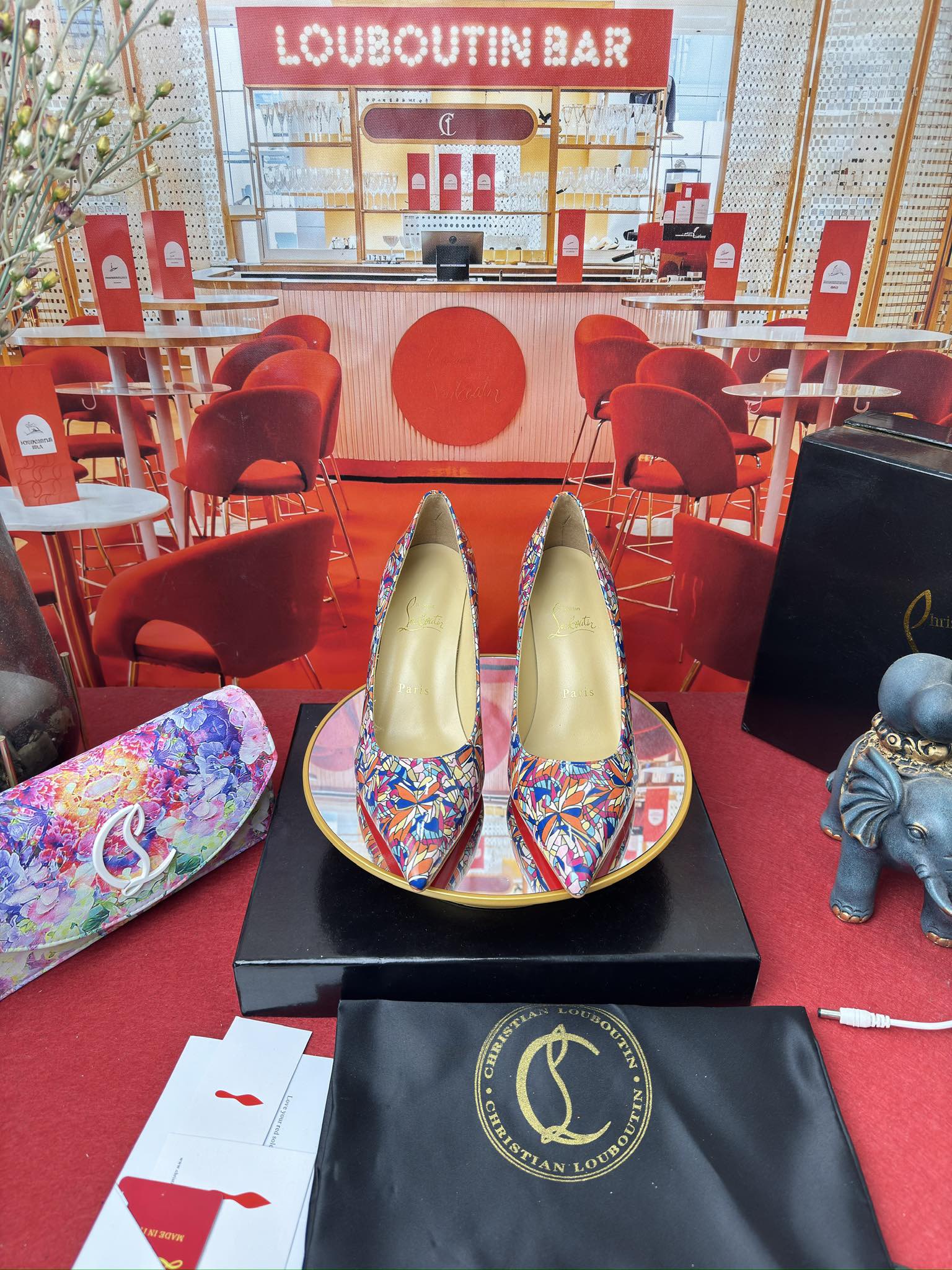 NO:166274,Flower leather patent leather single shoes (special color customization model) RMB (customized without return and exchange) Size34-44 (34.40.41.42.43.44 Half size customized without return and exchange) Colour has many colors Heel flat sole-6.5-8.5-10-12 Imported cowhide upper The inner lining is made of Italian imported mixed sheepskin inner lining, outsole original Italian imported AR1 top leather outsole, high heels, manolo blahnik, christian louboutin, high heels, cowhide, sheepskin, Leather soles19860909花皮漆皮单鞋（特别颜色定制款） RMB (定做不退换) Size34-44(34.40.41.42.43.44半码定做不退换) Colour颜色多多 Heel平底-6.5-8.5-10-12 鞋面进口牛皮 内里采用意大利进口混种羊皮内里 大底原版意大利进口AR1顶级真皮大底,高跟鞋,manolo blahnik,christian louboutin,high heels,cowhide,sheepskin,Leather soles,Women's Shoes