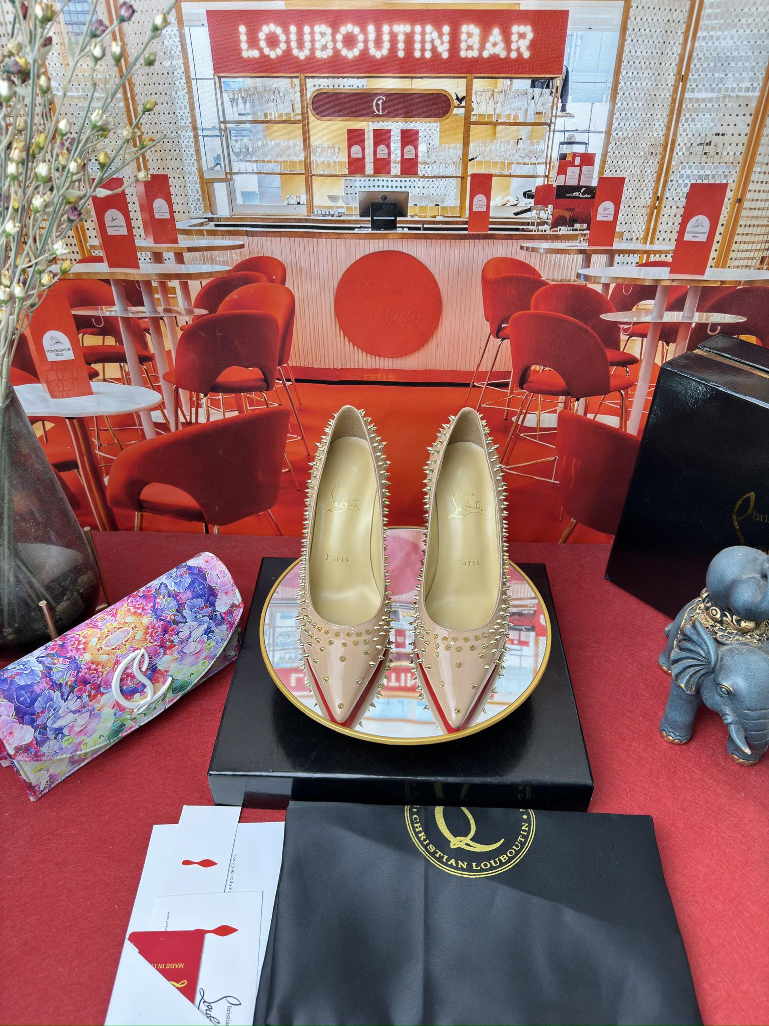 NO:166277,Full nailed single shoes (customized model does not return or exchange) w. RMB size 34 size - 43 size (34.40.41.43. Customized does not return or exchange.) Colour many colour Heel10cm.8.5cm.6.5cm Material Imported patent leather upper The inner lining is made of Italian imported mixed-bred sheepskin inner lining. Outsole original Italian middle-level leather outsole, high heels, manolo blahnik, christian louboutin, high heels, sheepskin, Leather soles19860909满钉单鞋（定制款不退不换）w. RMB size34码-43码（34.40.41.43.定做不退不换.） Colour many colour Heel10cm.8.5cm.6.5cm 材料 鞋面进口漆皮 内里采用意大利进口混种羊皮内里 大底原版意大利进中顶级真皮大底,高跟鞋,manolo blahnik,christian louboutin,high heels,sheepskin,Leather soles,Women's Shoes