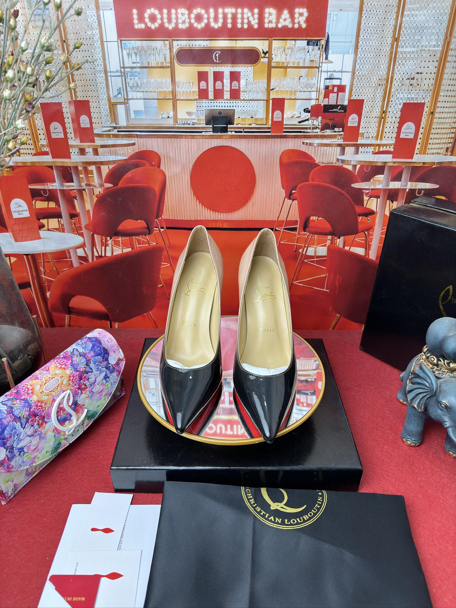 NO:166280,Color-blocked patent leather single shoes (special color customization model) RMB (customized without return and exchange) Size34-44 (34.40.41.42.43.44 Half size customization without return and exchange) Colour has many colors Heel flat sole-6.5-8.5-10-12 Upper imported patent leather The inner lining uses Italian imported mixed sheepskin inner lining, outsole original Italian imported AR1 top leather outsole, high heels, manolo blahnik, christian louboutin, high heels, sheepskin, Leather soles19860909拼色漆皮单鞋（特别颜色定制款） RMB (定做不退换) Size34-44(34.40.41.42.43.44半码定做不退换) Colour颜色多多 Heel平底-6.5-8.5-10-12 鞋面进口漆皮 内里采用意大利进口混种羊皮内里 大底原版意大利进口AR1顶级真皮大底,高跟鞋,manolo blahnik,christian louboutin,high heels,sheepskin,Leather soles,Women's Shoes